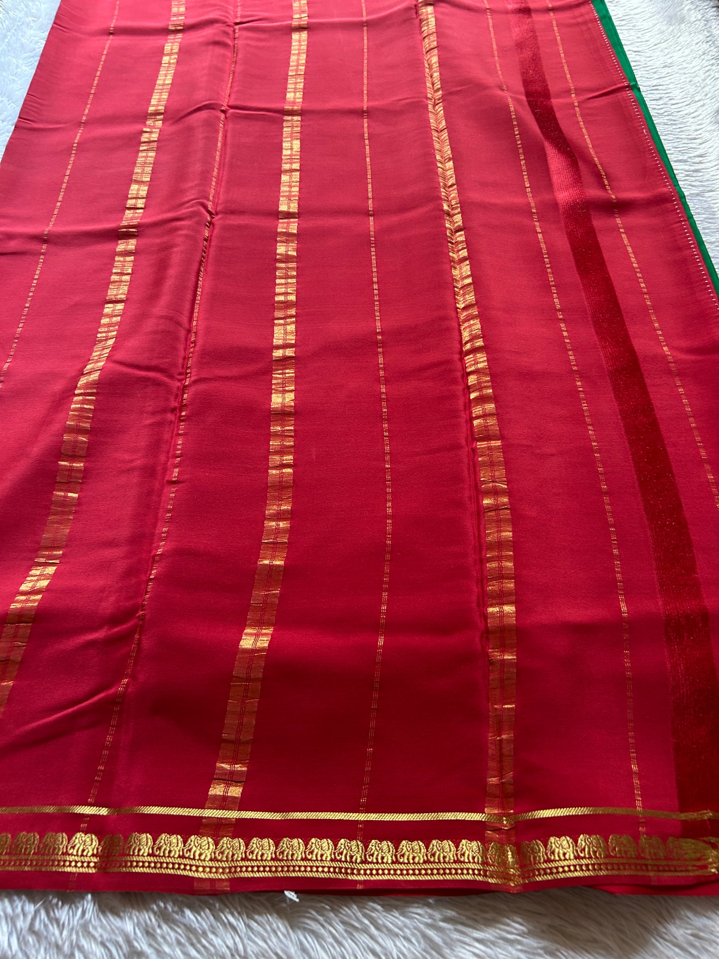 Gowri (2D) : Emerald green-red