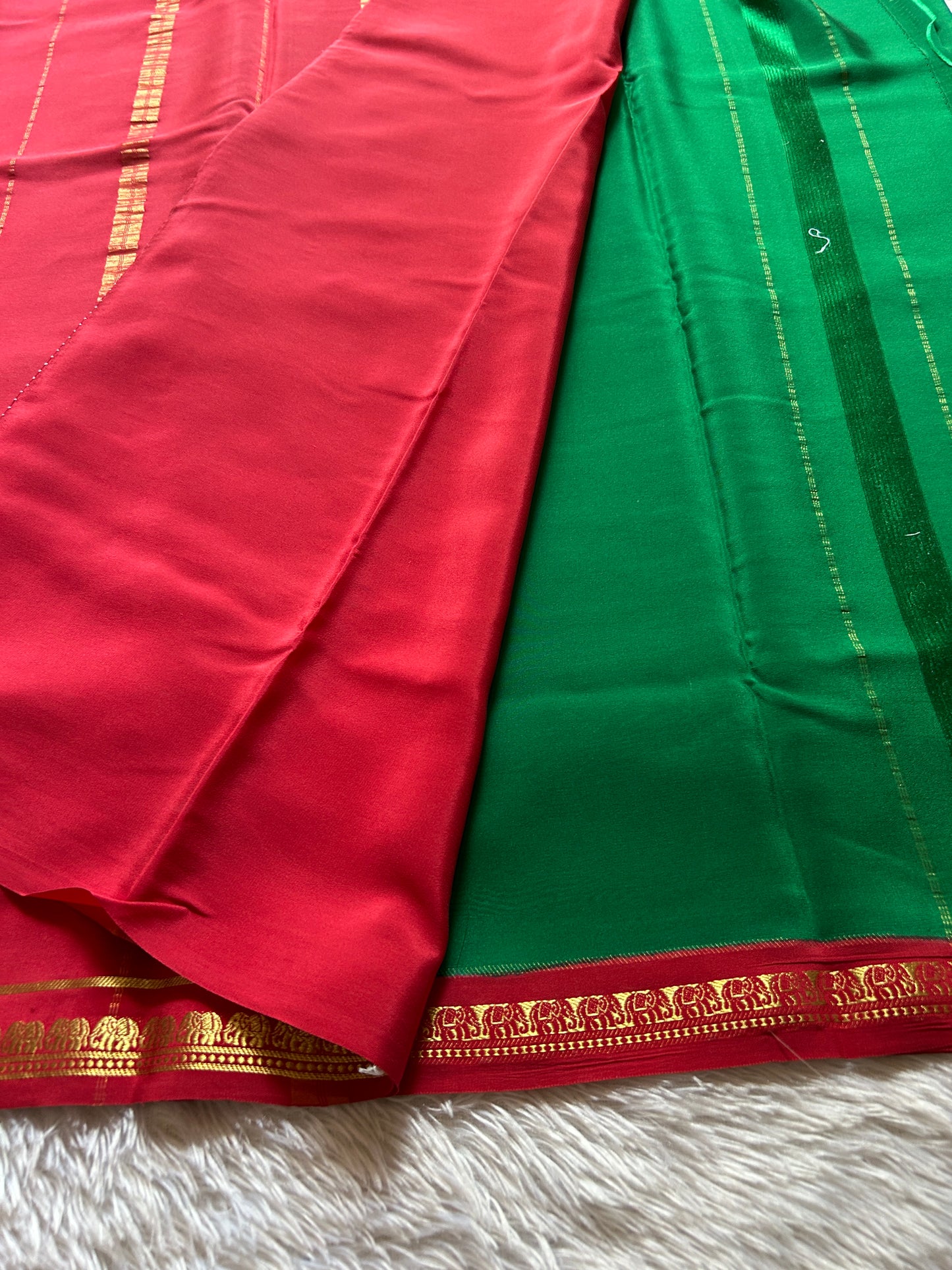 Gowri (2D) : Emerald green-red