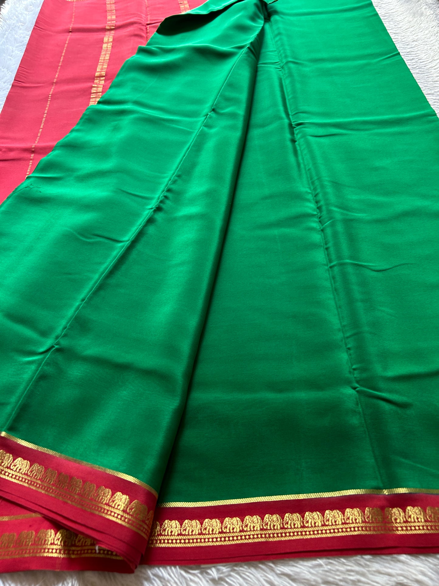 Gowri (2D) : Emerald green-red