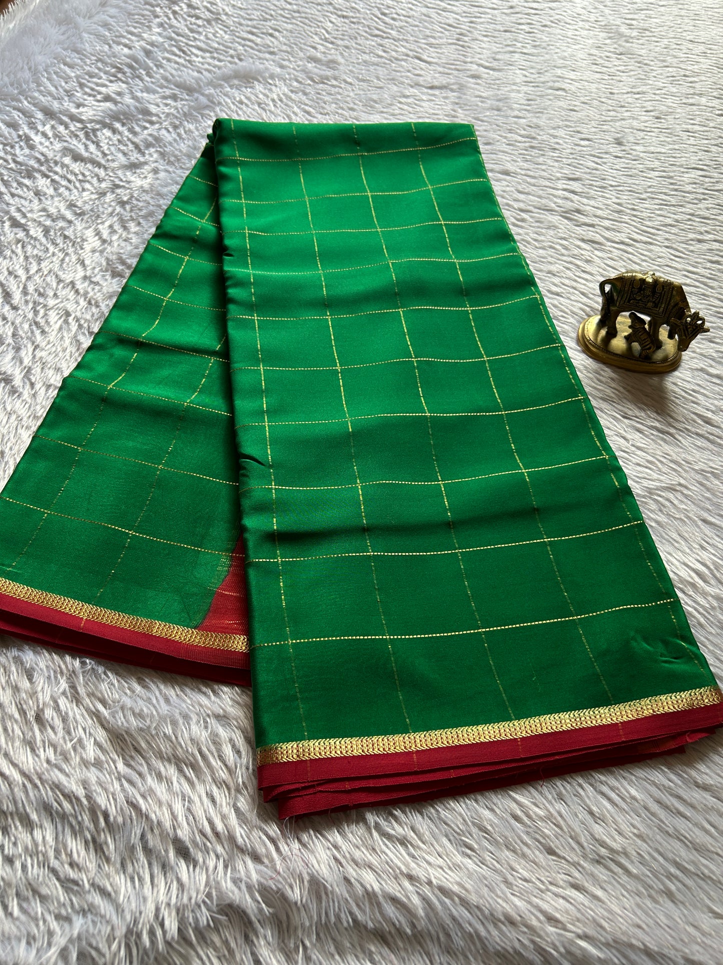 Shankari (2D) : Emerald green-red