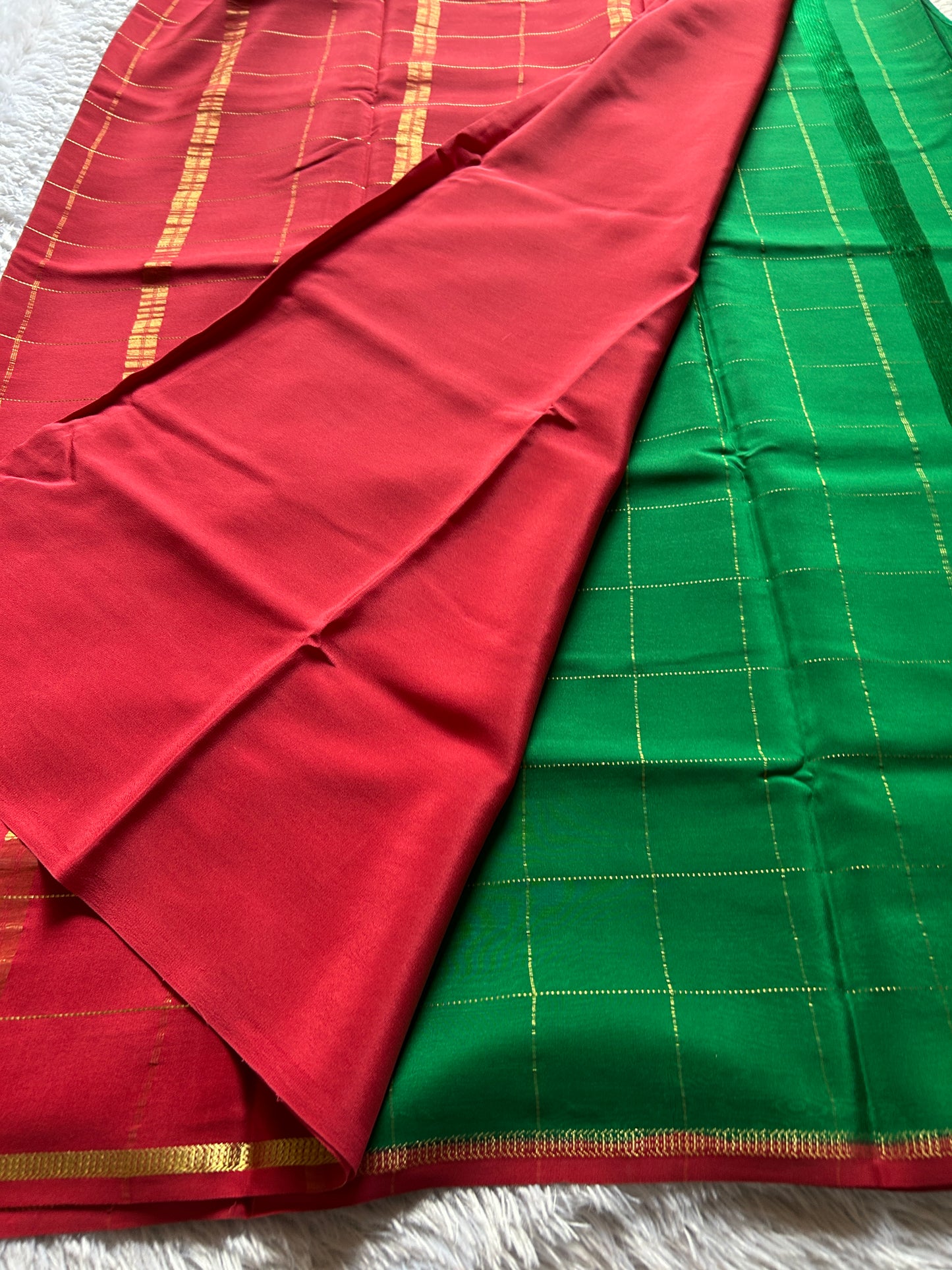 Shankari (2D) : Emerald green-red
