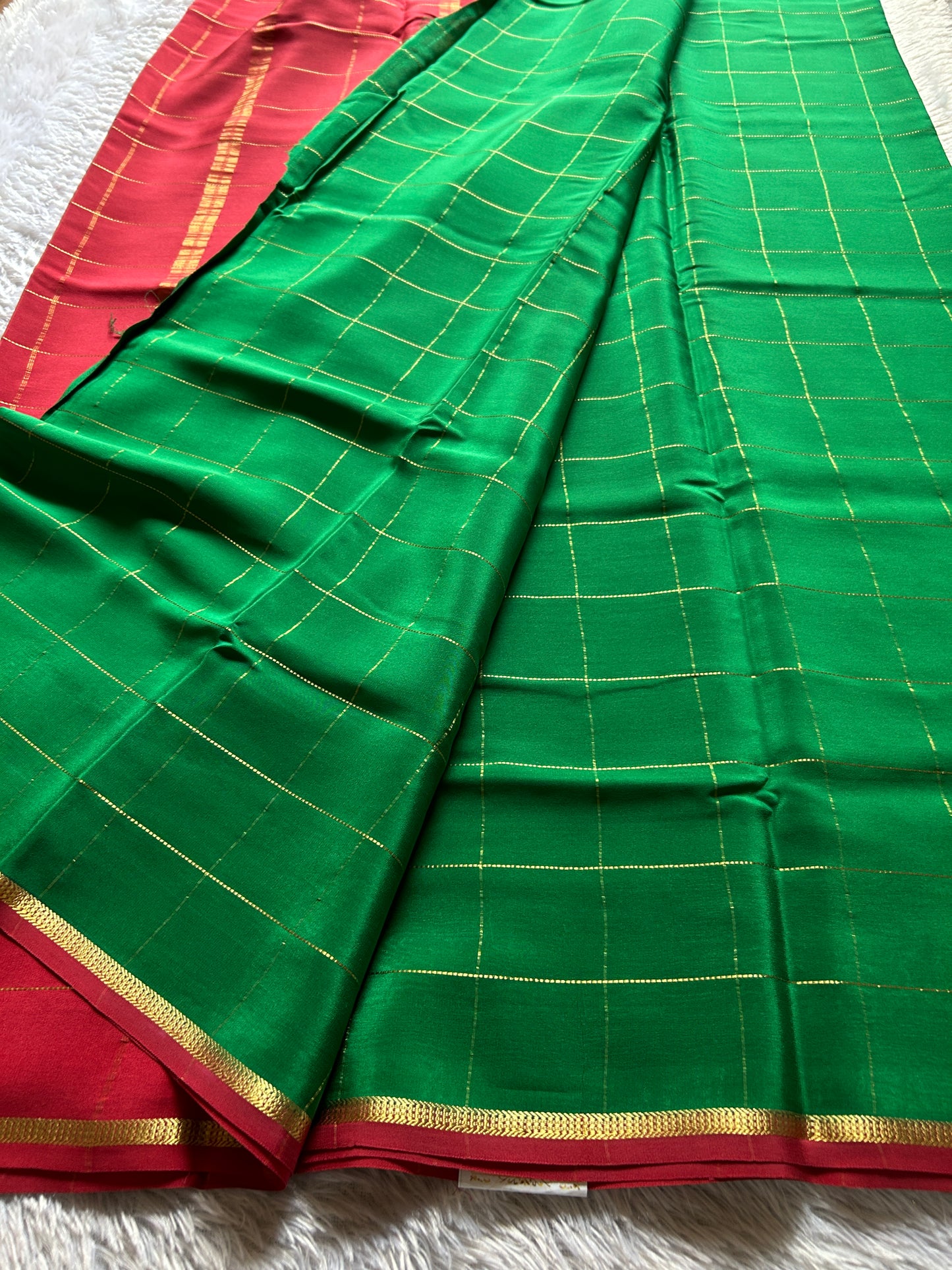 Shankari (2D) : Emerald green-red