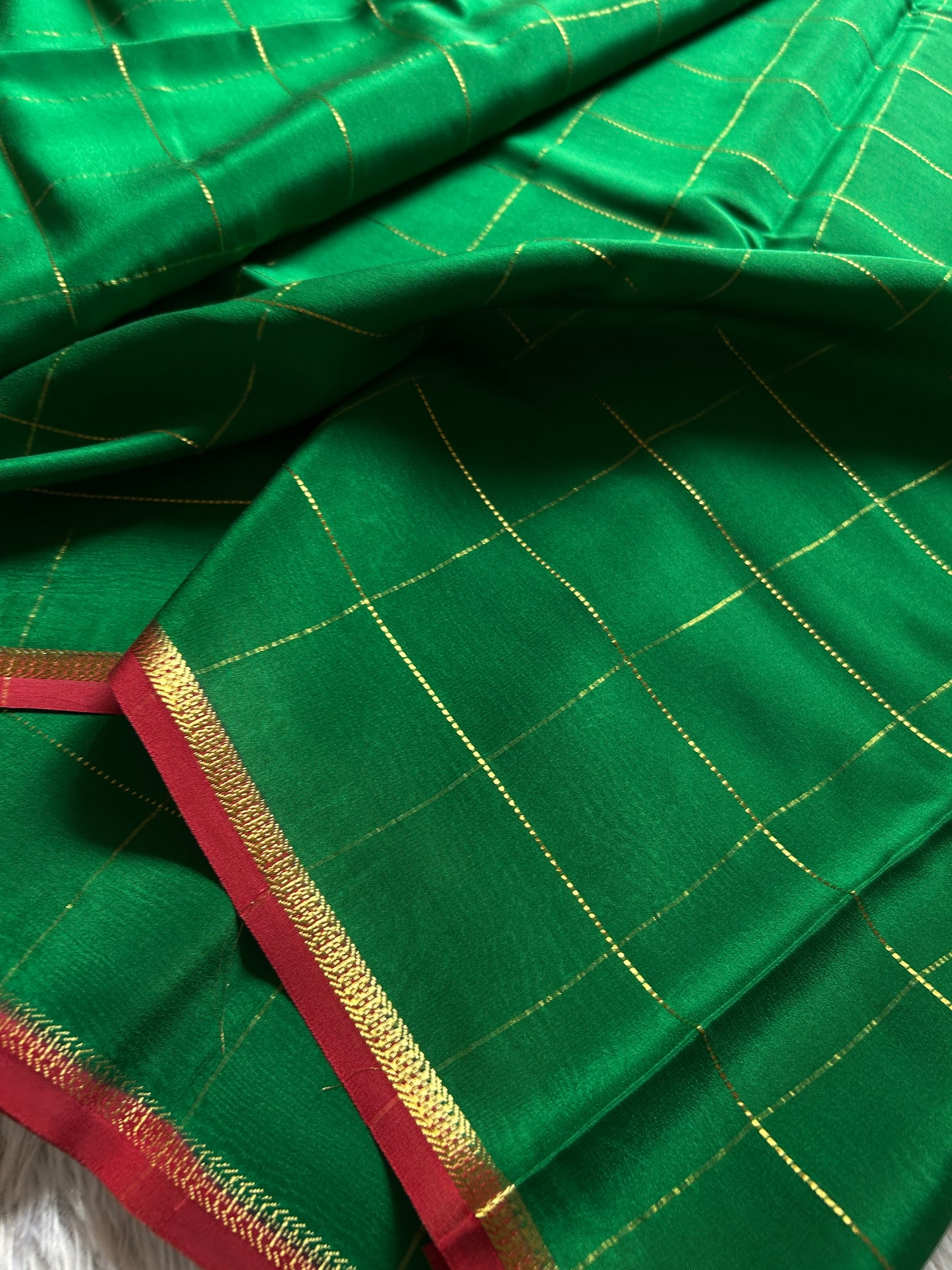 Shankari (2D) : Emerald green-red