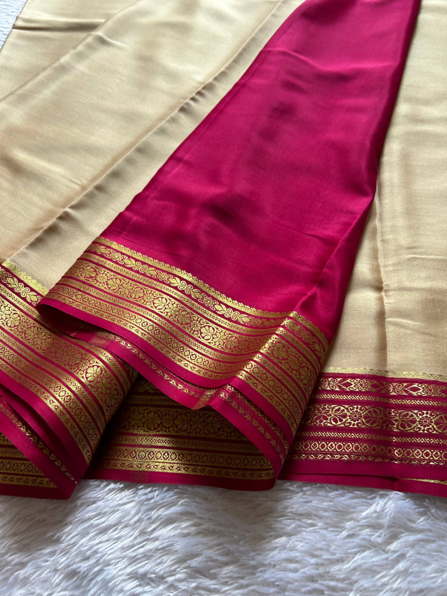 Ganga (3D) : Beige-green-pink