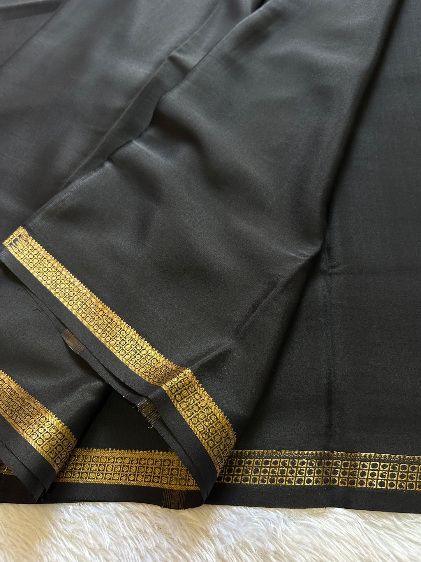Nalme : Solid Black