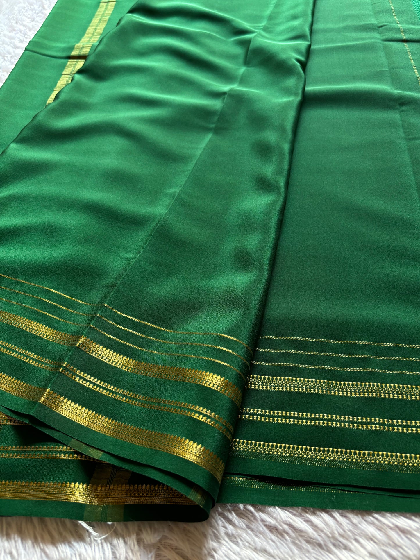 Tanuja : Solid Bottle green