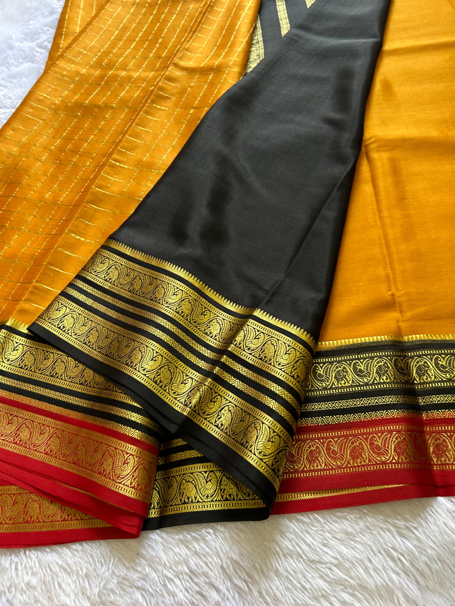 Tulasi (3D) : Golden yellow-black-red