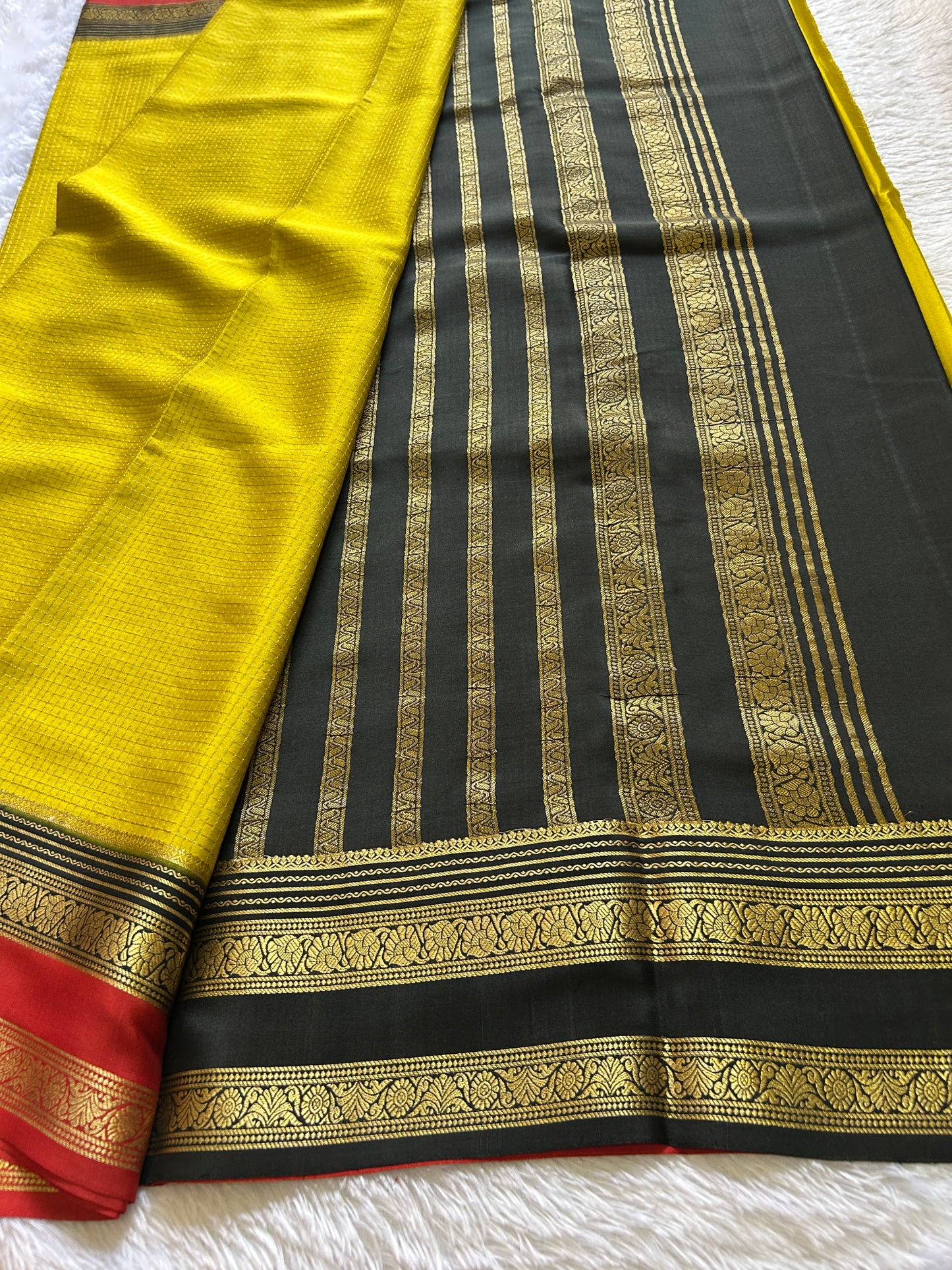 Gayatri (3D) : Olive-black-red