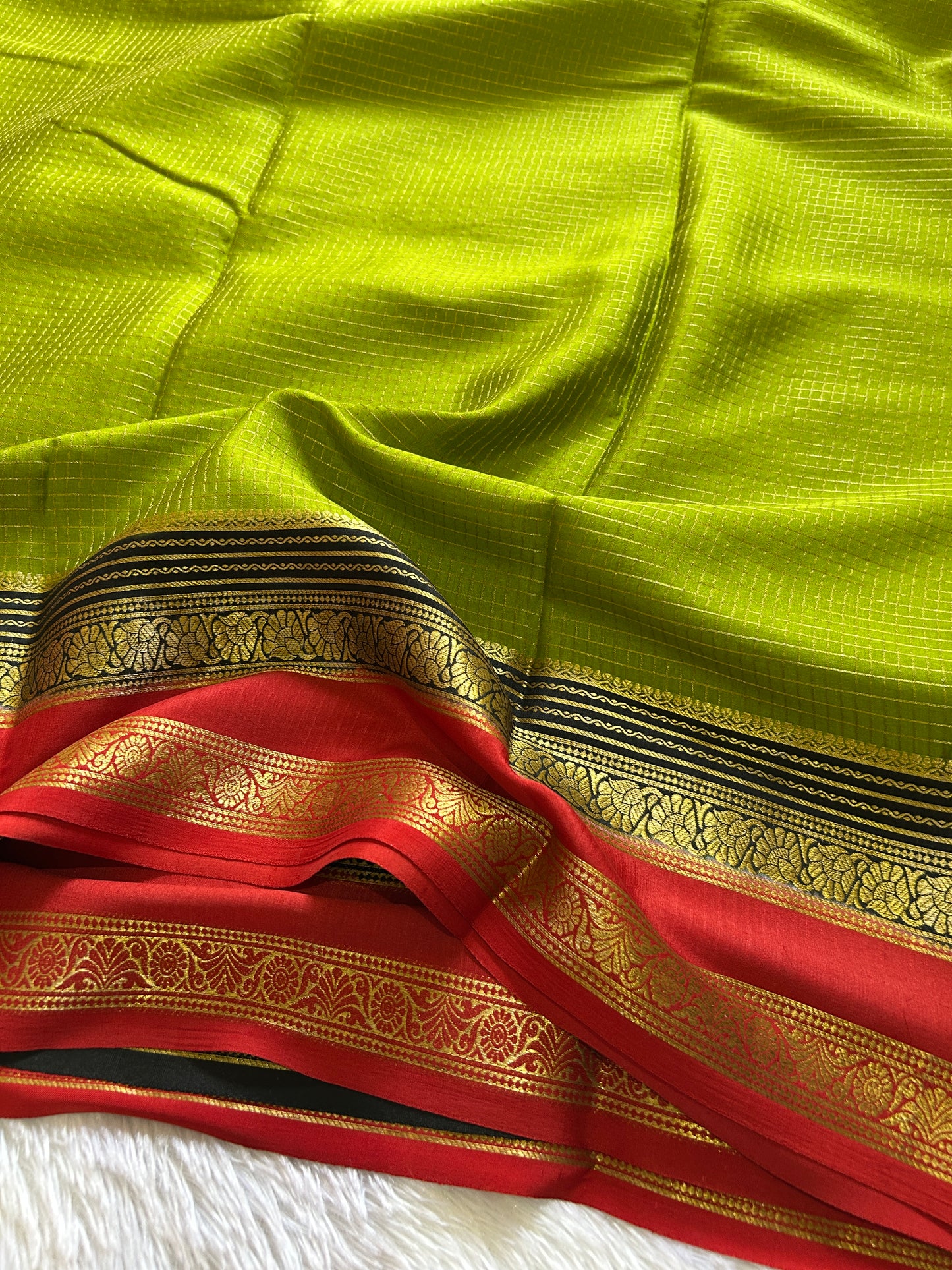 Gayatri (3D) : Mehendi green-black-red
