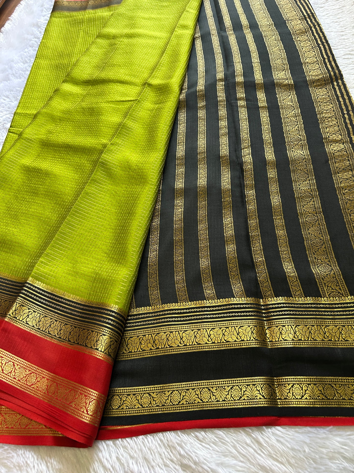 Gayatri (3D) : Mehendi green-black-red