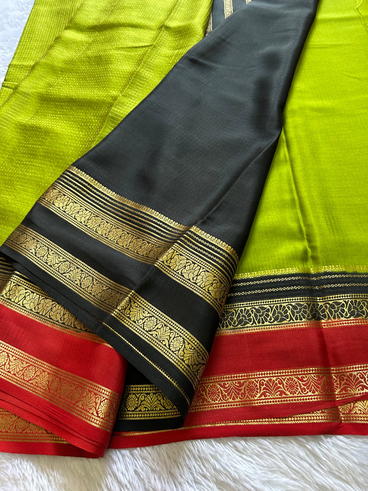 Gayatri (3D) : Mehendi green-black-red