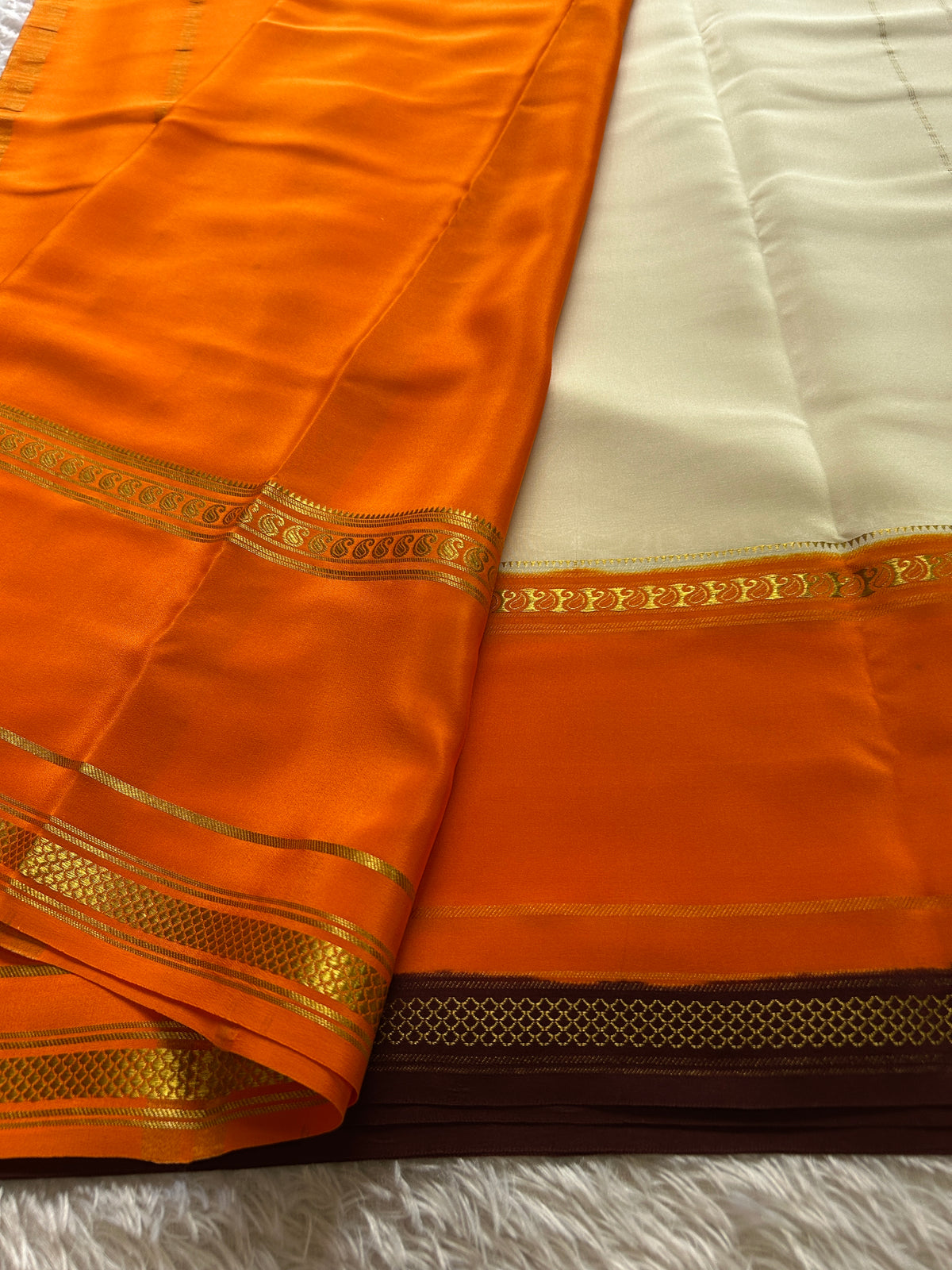Triguna (3D) : Off white-orange-chocolate brown
