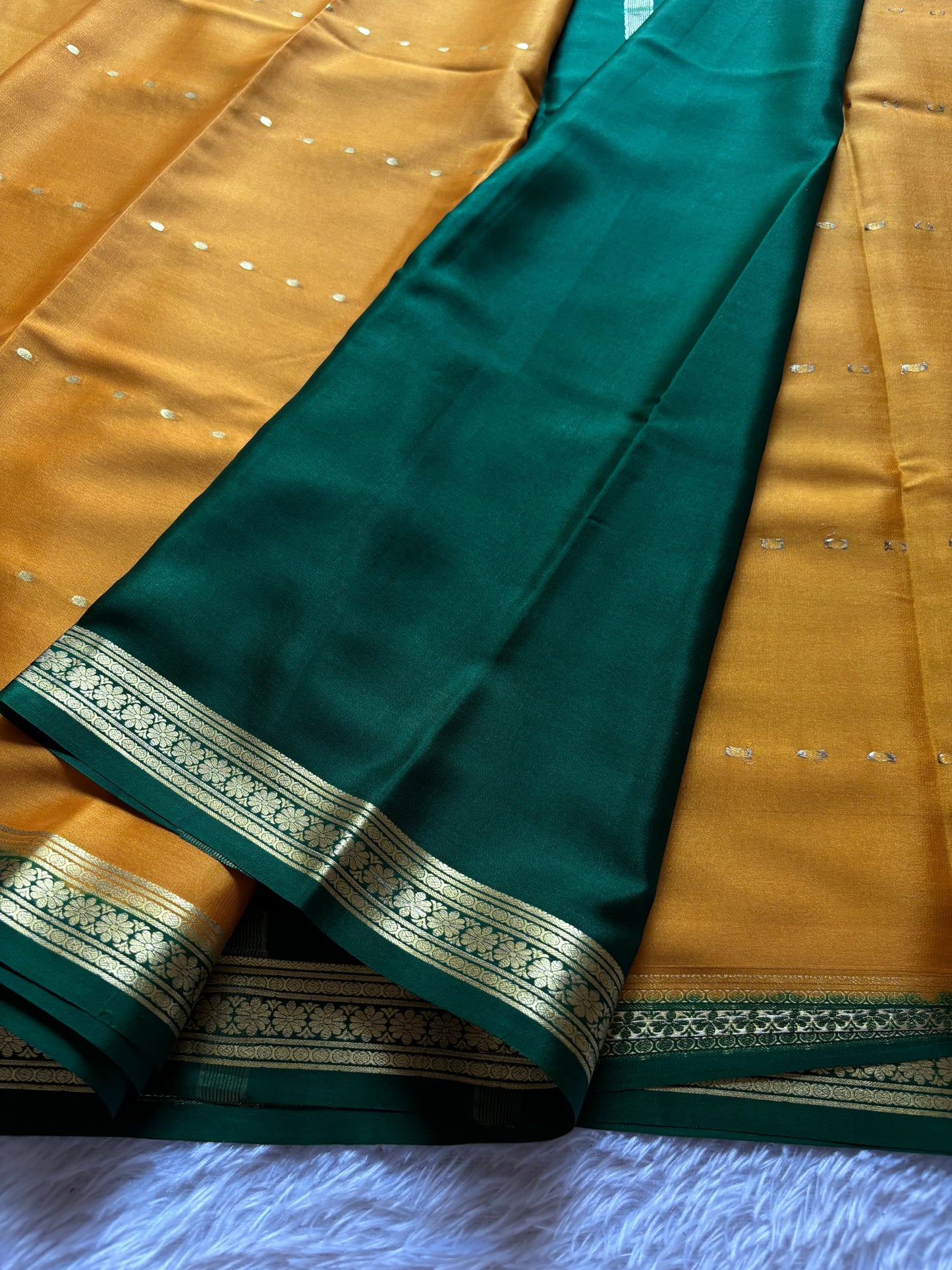 Bindu (2D) : Golden yellow-dark green