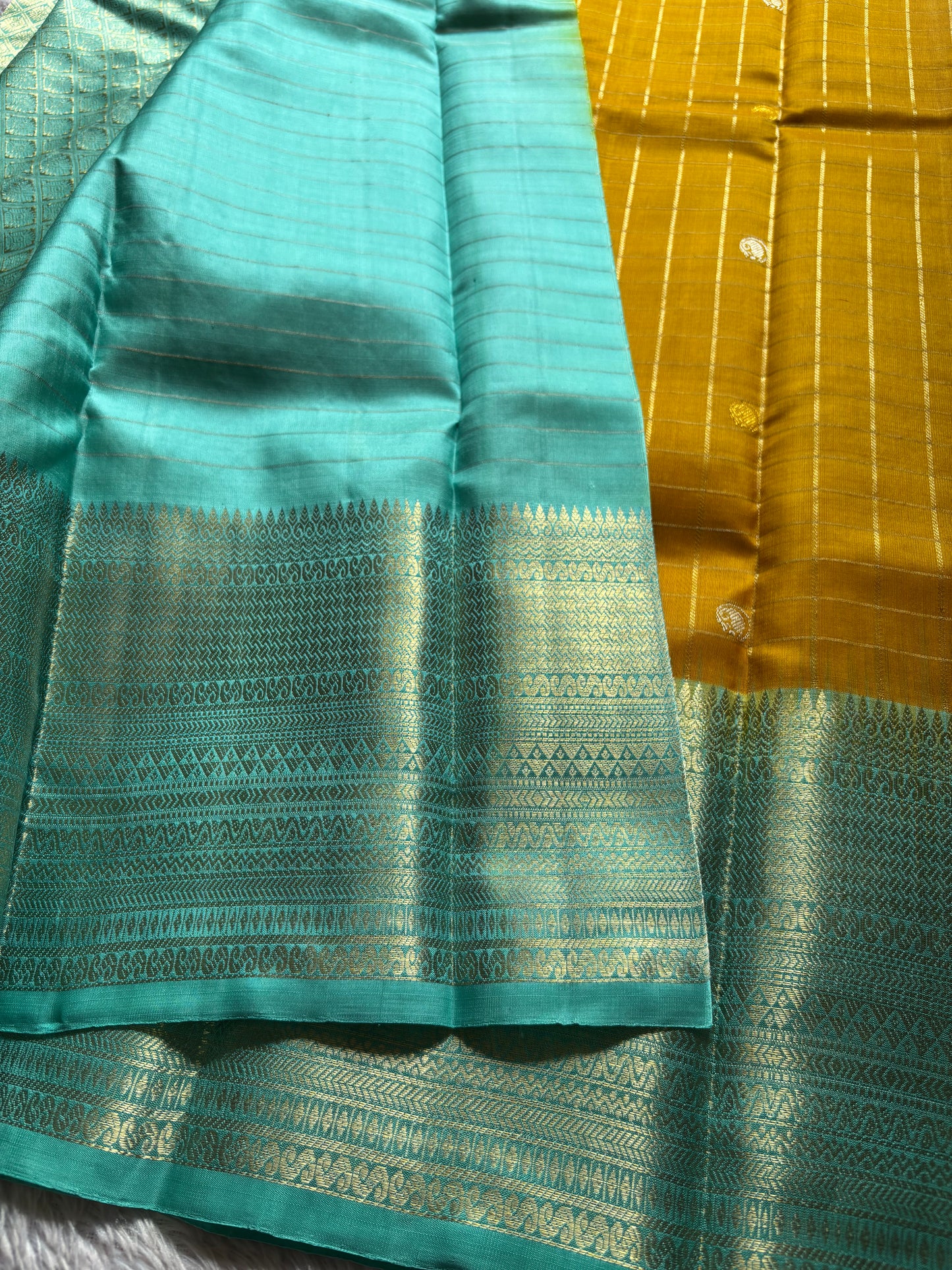 Kankana (2D) : Golden yellow-sea blue