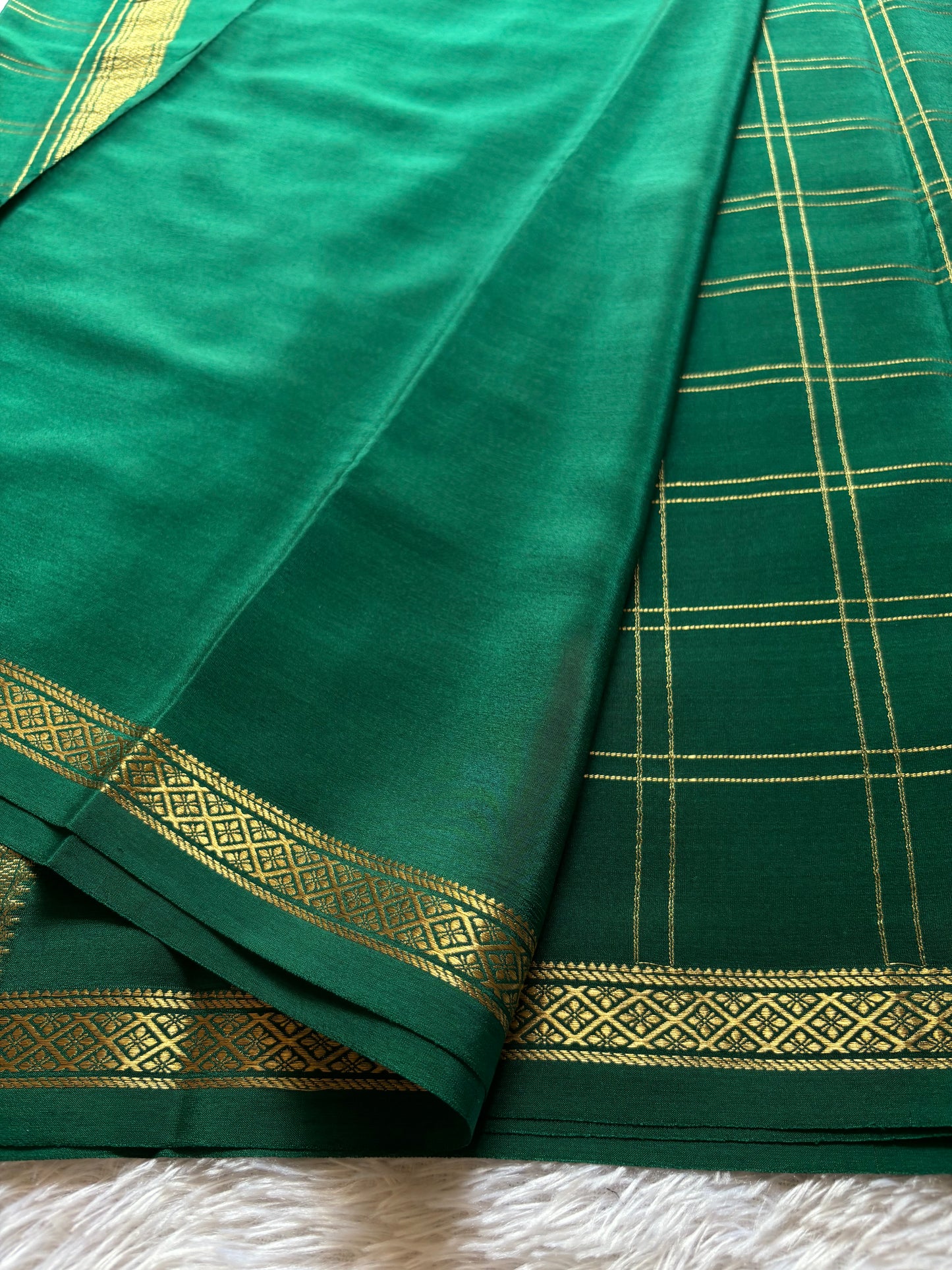 Vaibhavi : Solid Bottle green