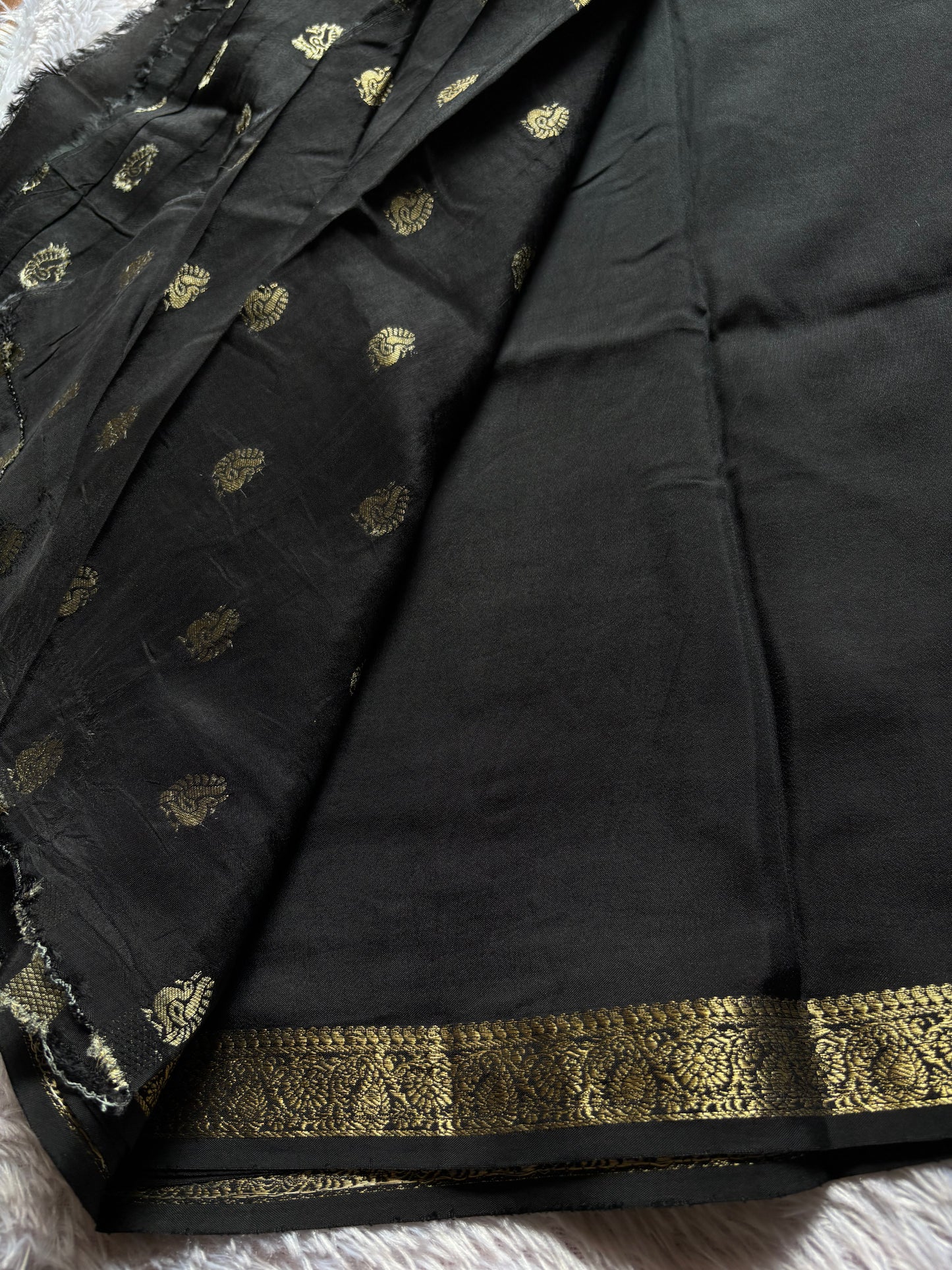 SS139 : Solid Black