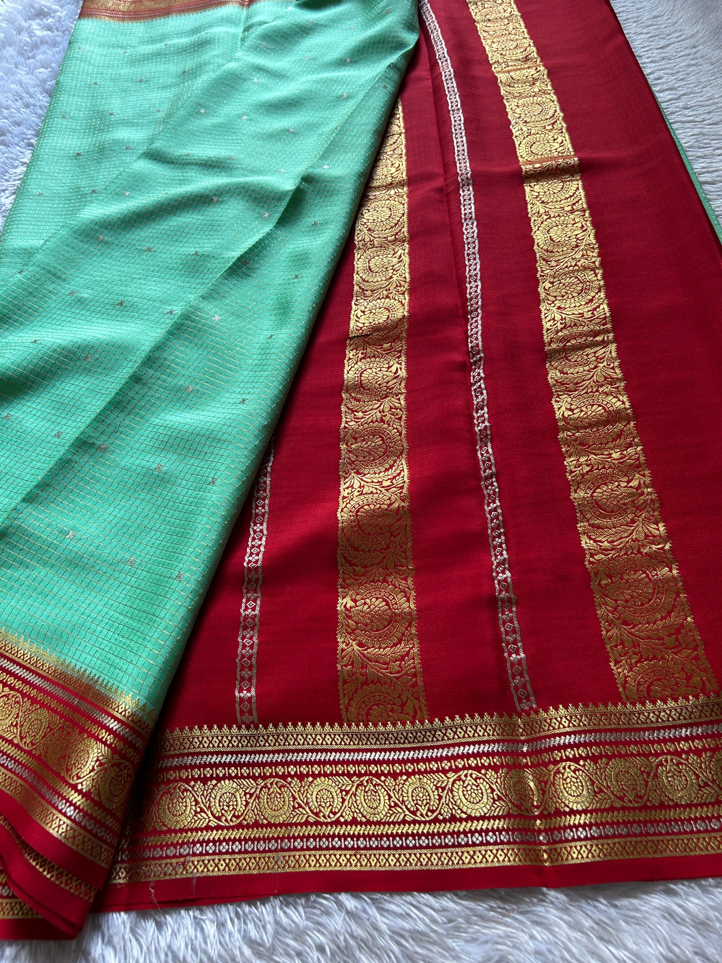 Haasini (2D) : Turquoise-red