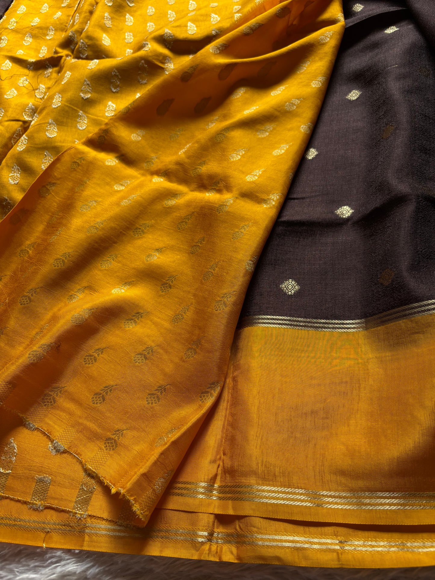 SS136 (2D) : Deep brown-golden yellow