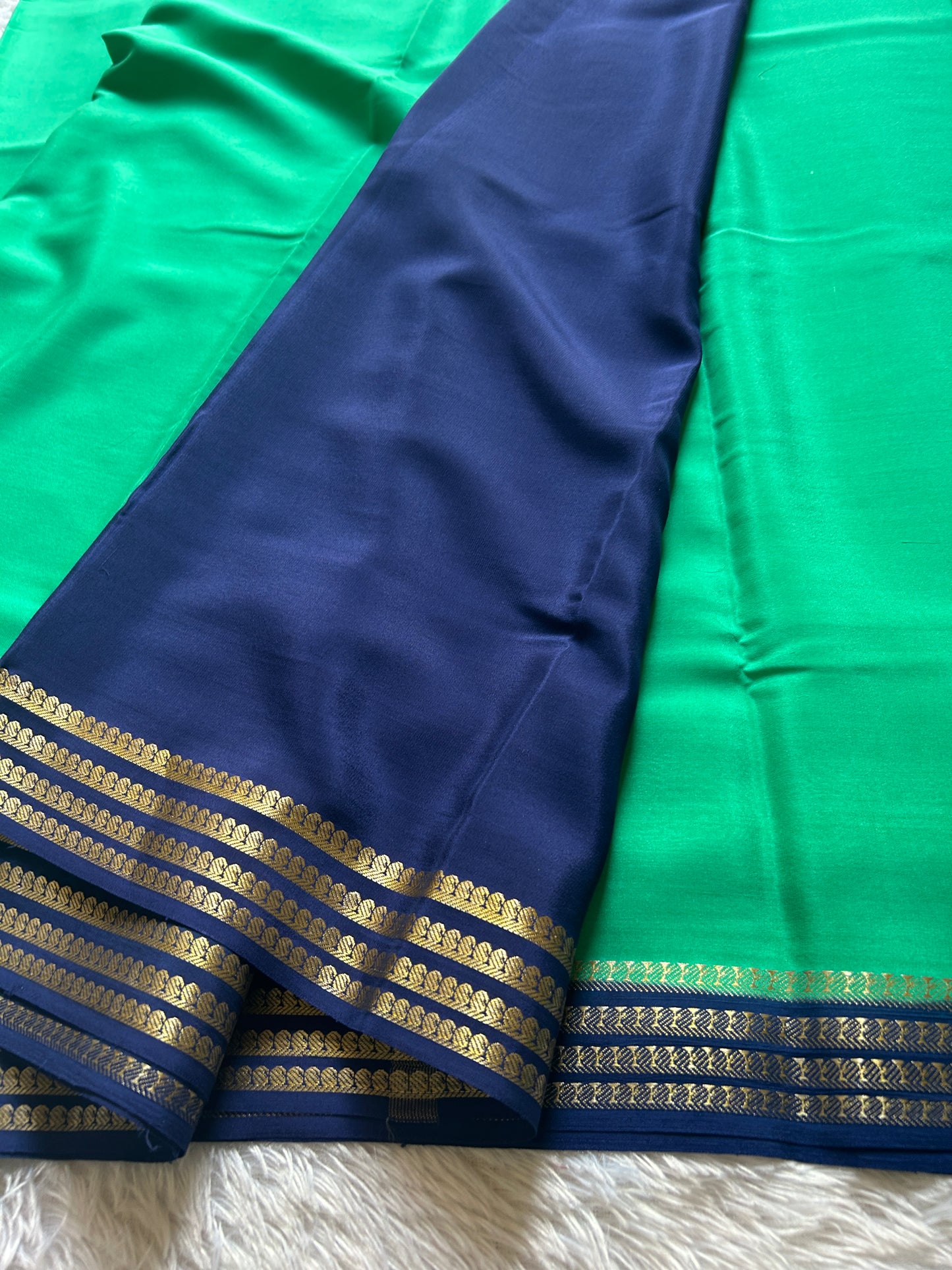 Aragini (2D) : Sea green-navy blue