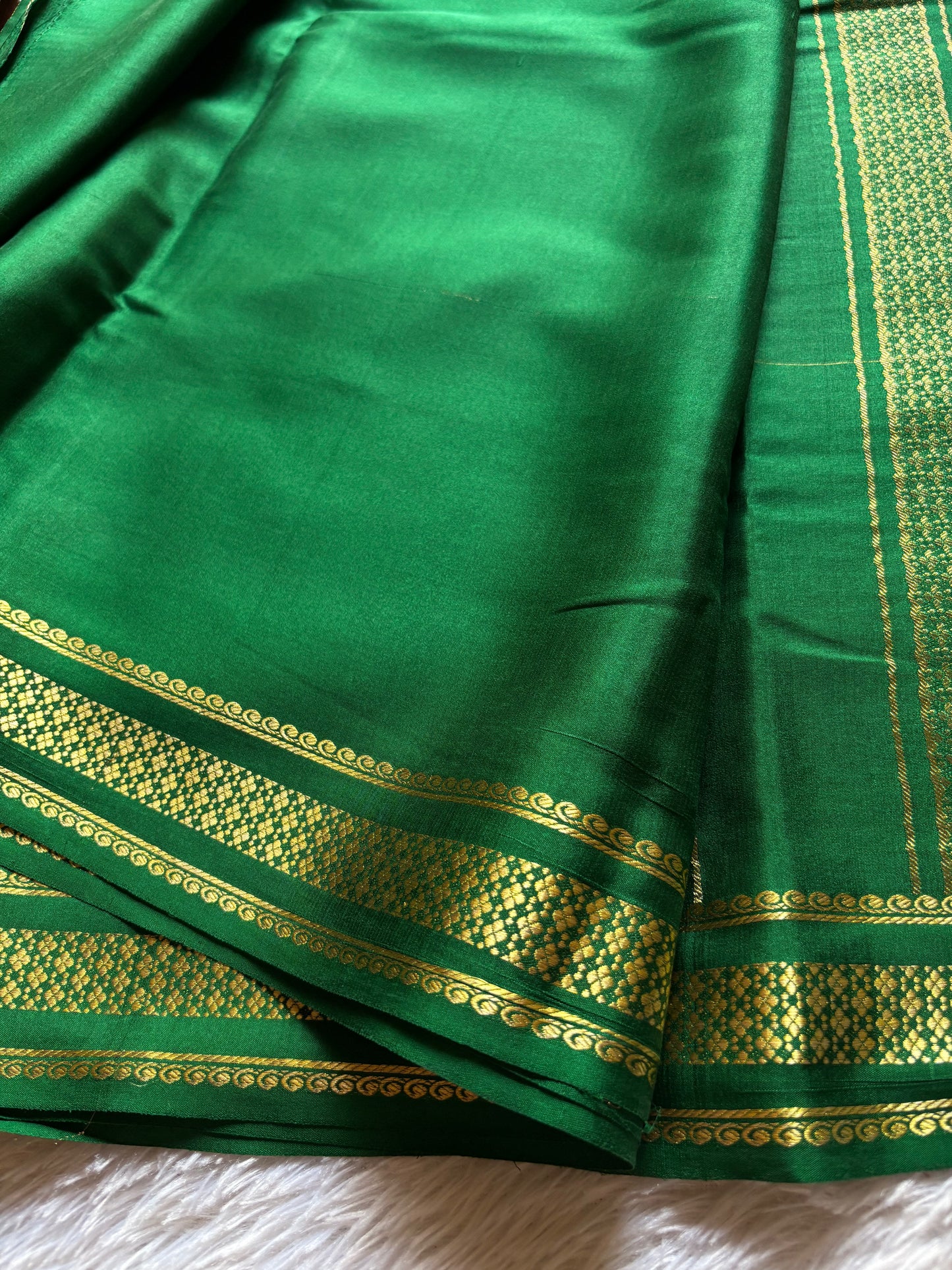Madhavi : Solid Bottle green