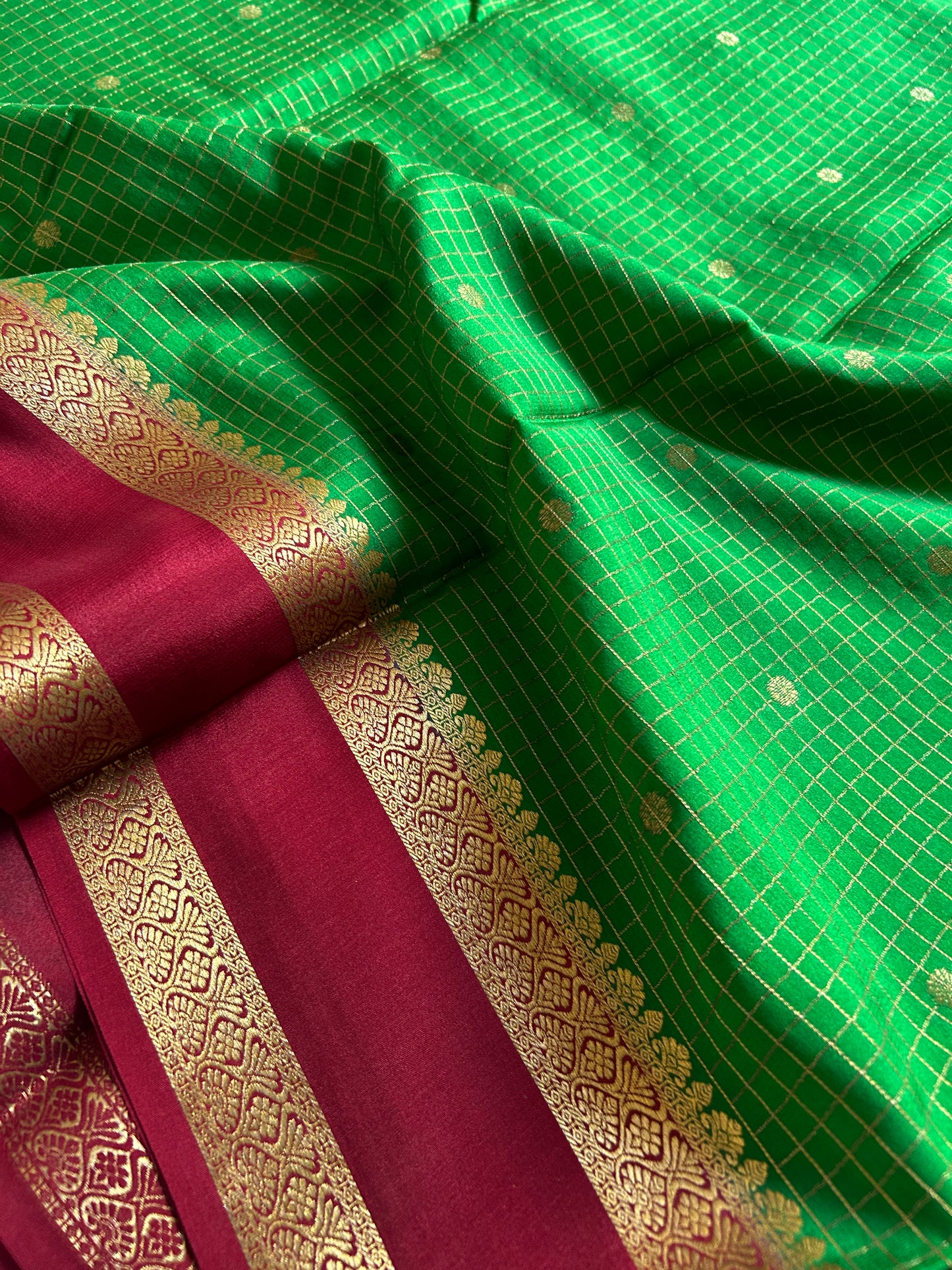 Nandini (2D) : Parrot green-red