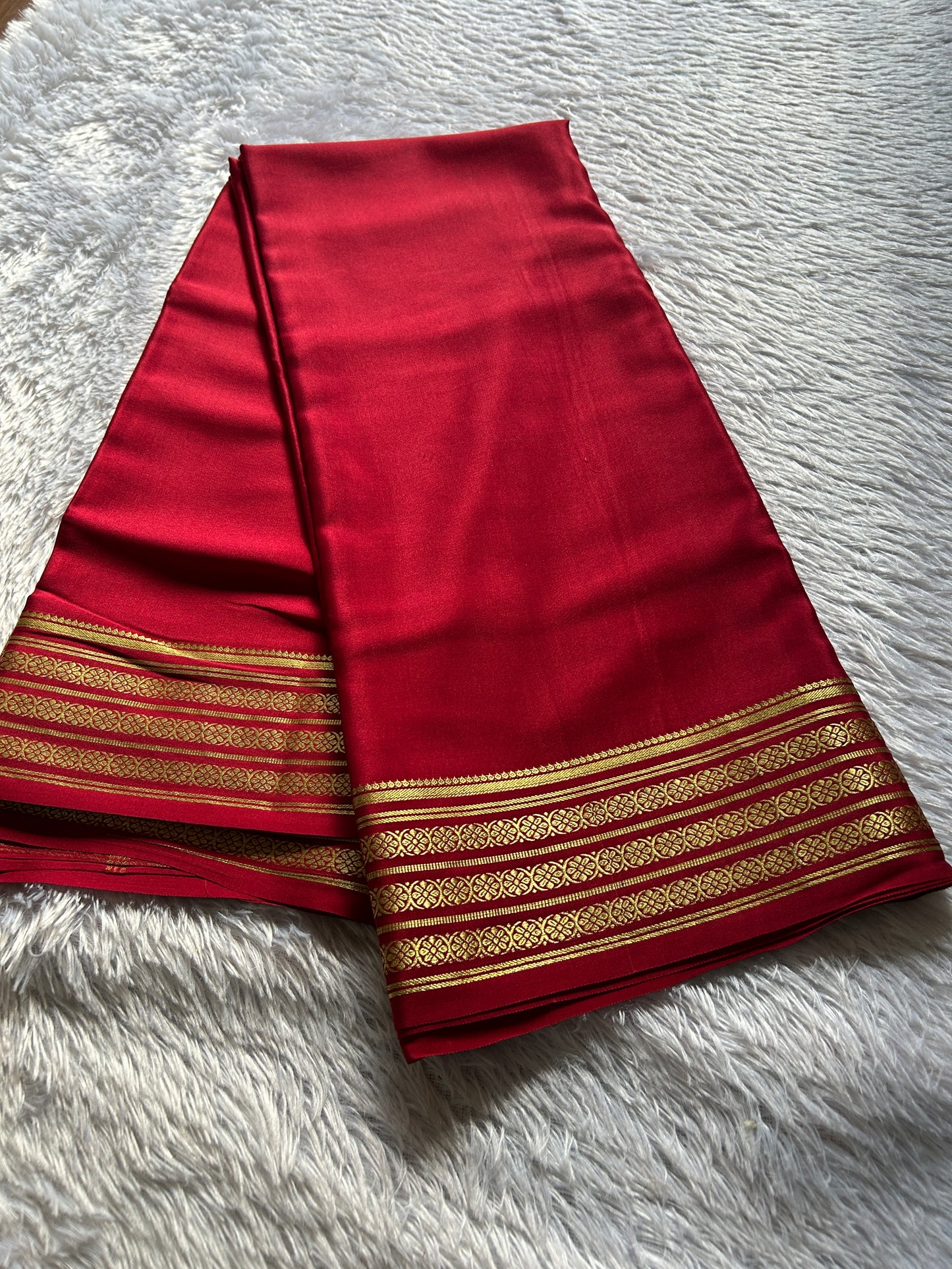 Pushpa : Solid red