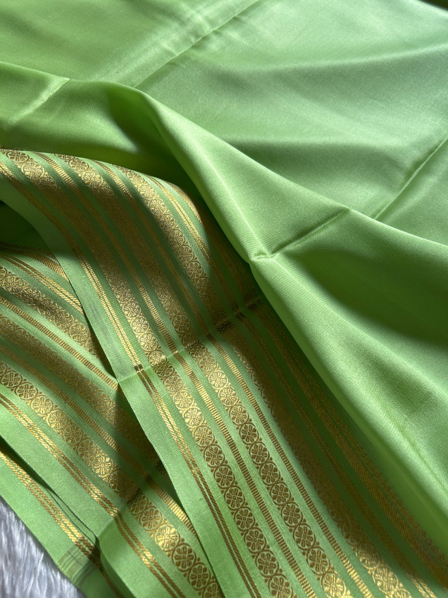 Pushpa : Solid pista green