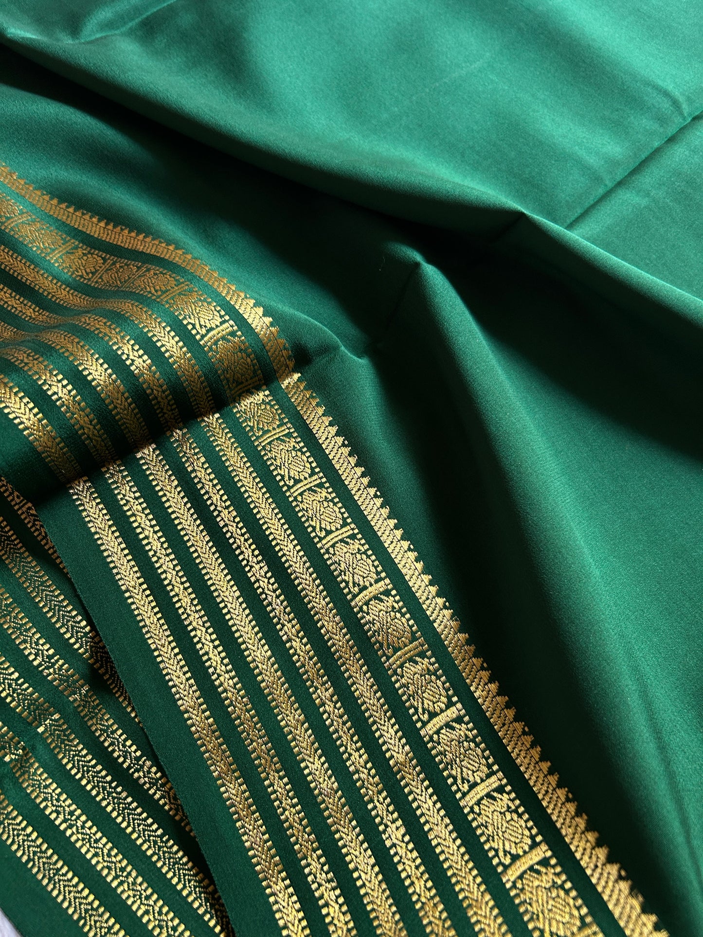 Soujanya : Solid Bottle green