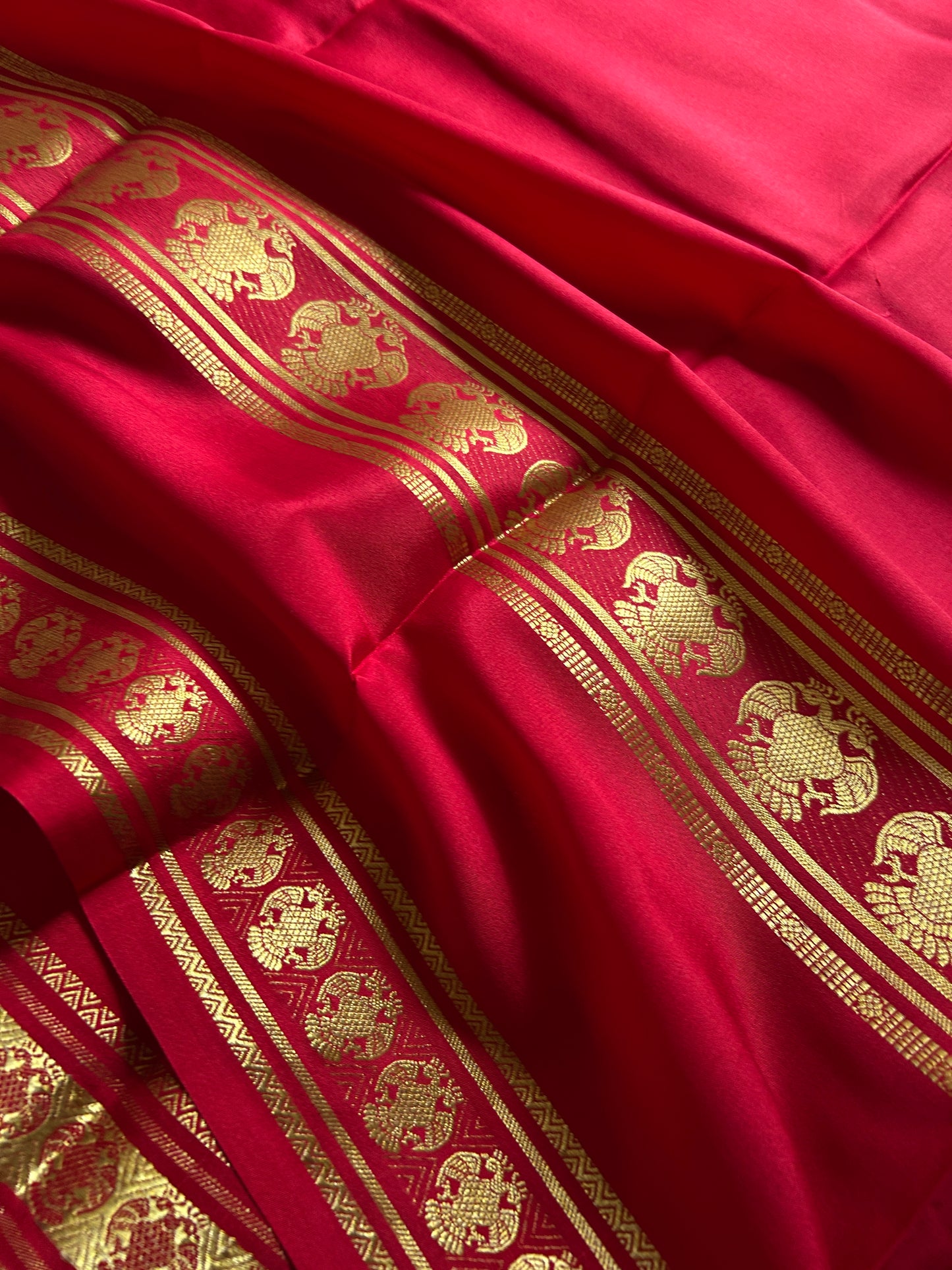 GandaBerunda : Solid Red