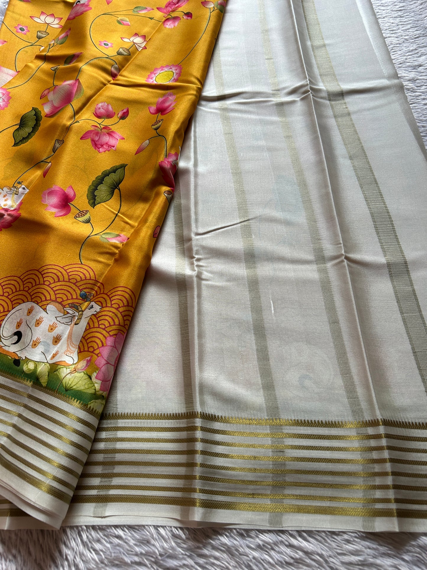 Kamala (2D) : Light orange-off white