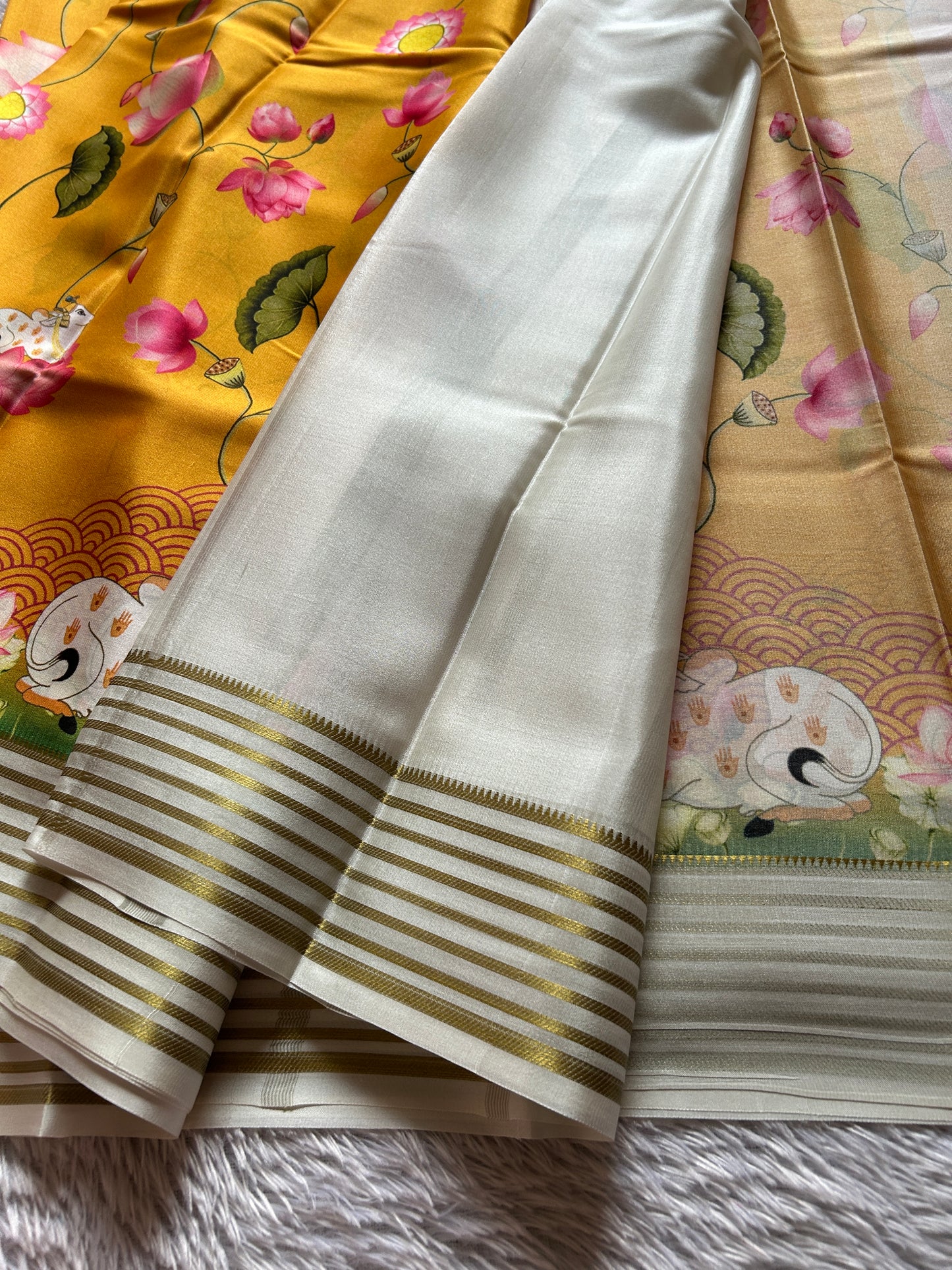 Kamala (2D) : Light orange-off white