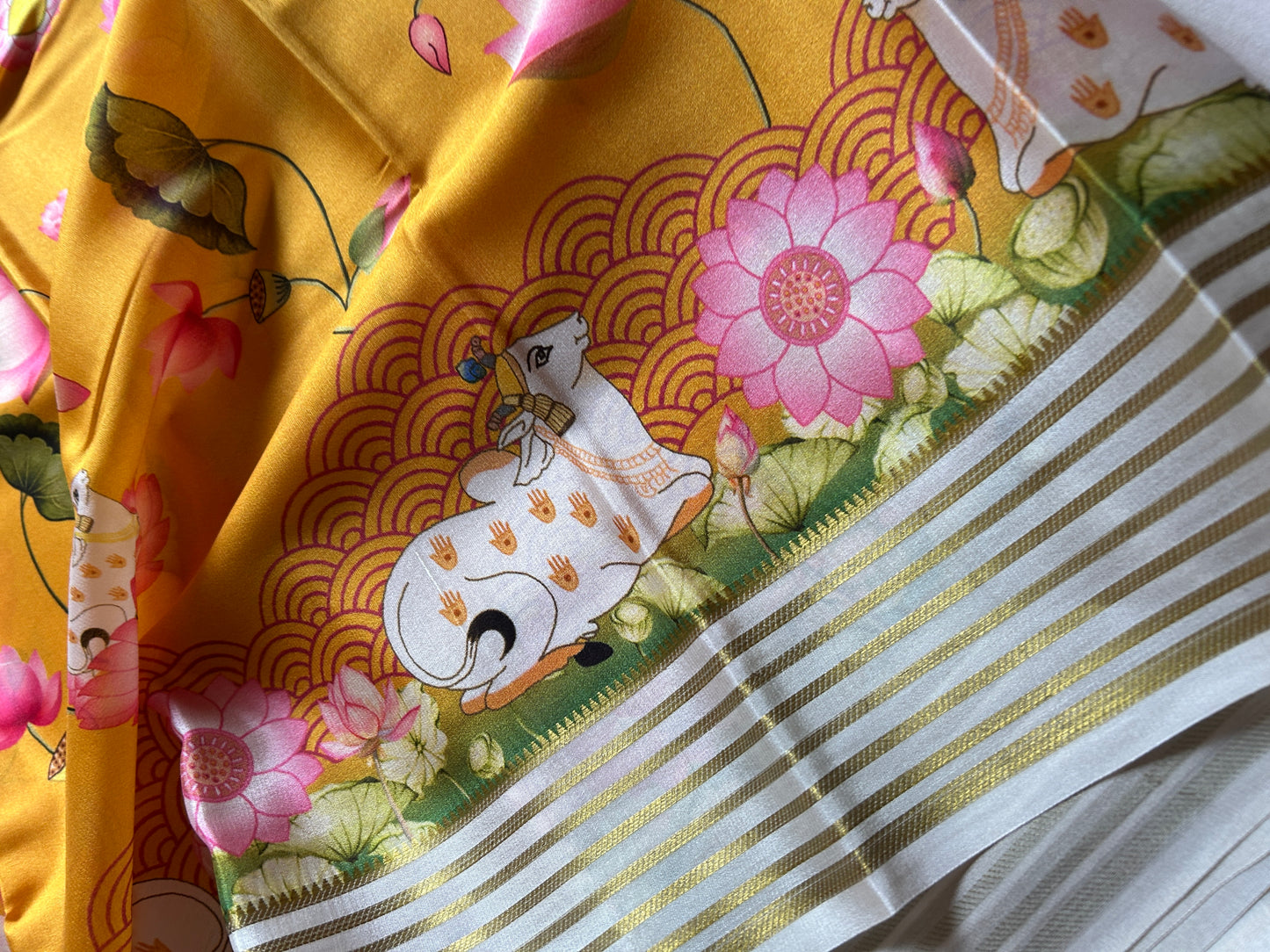 Kamala (2D) : Light orange-off white