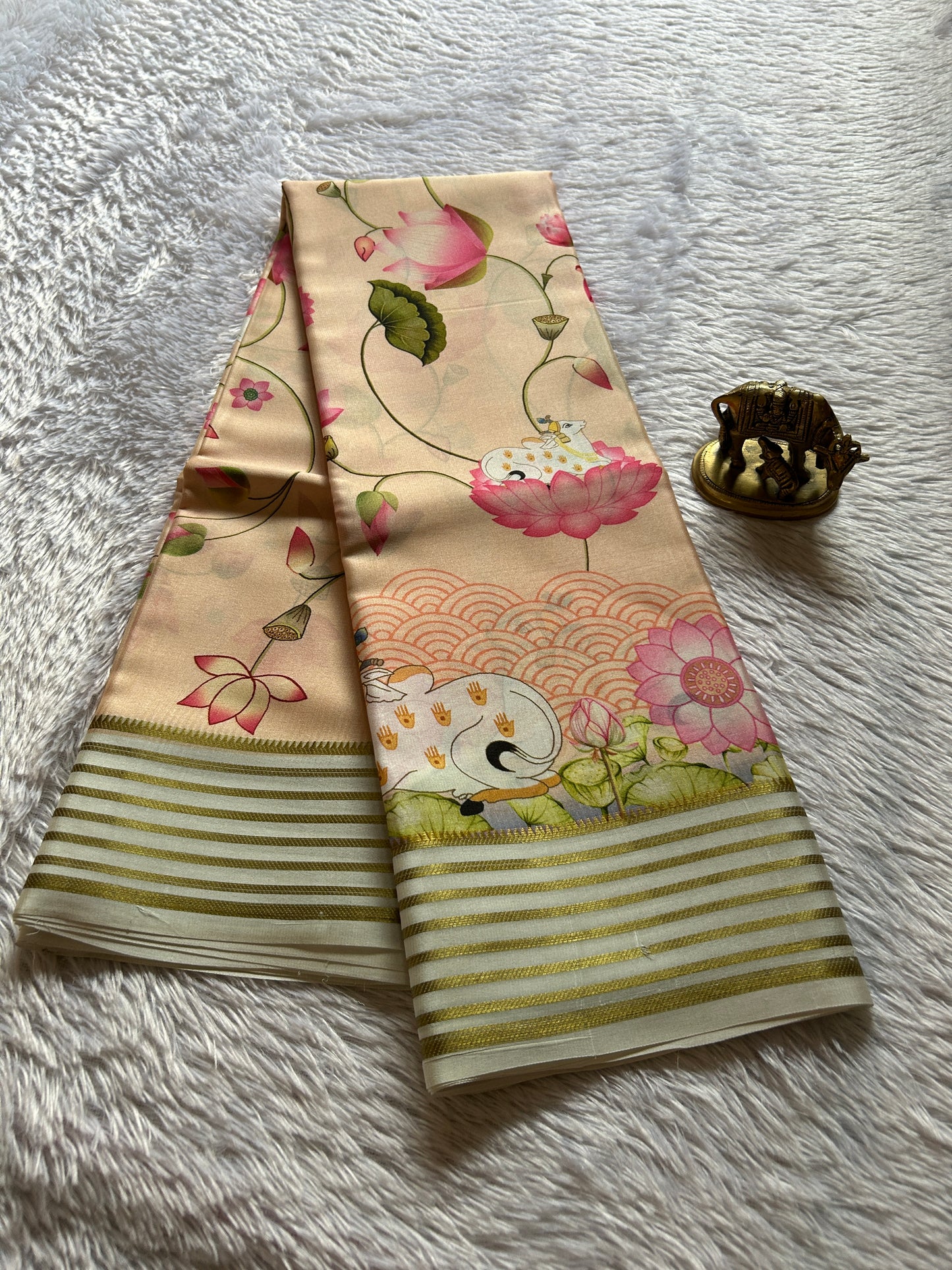 Kamala (2D) : Almond pink-off white