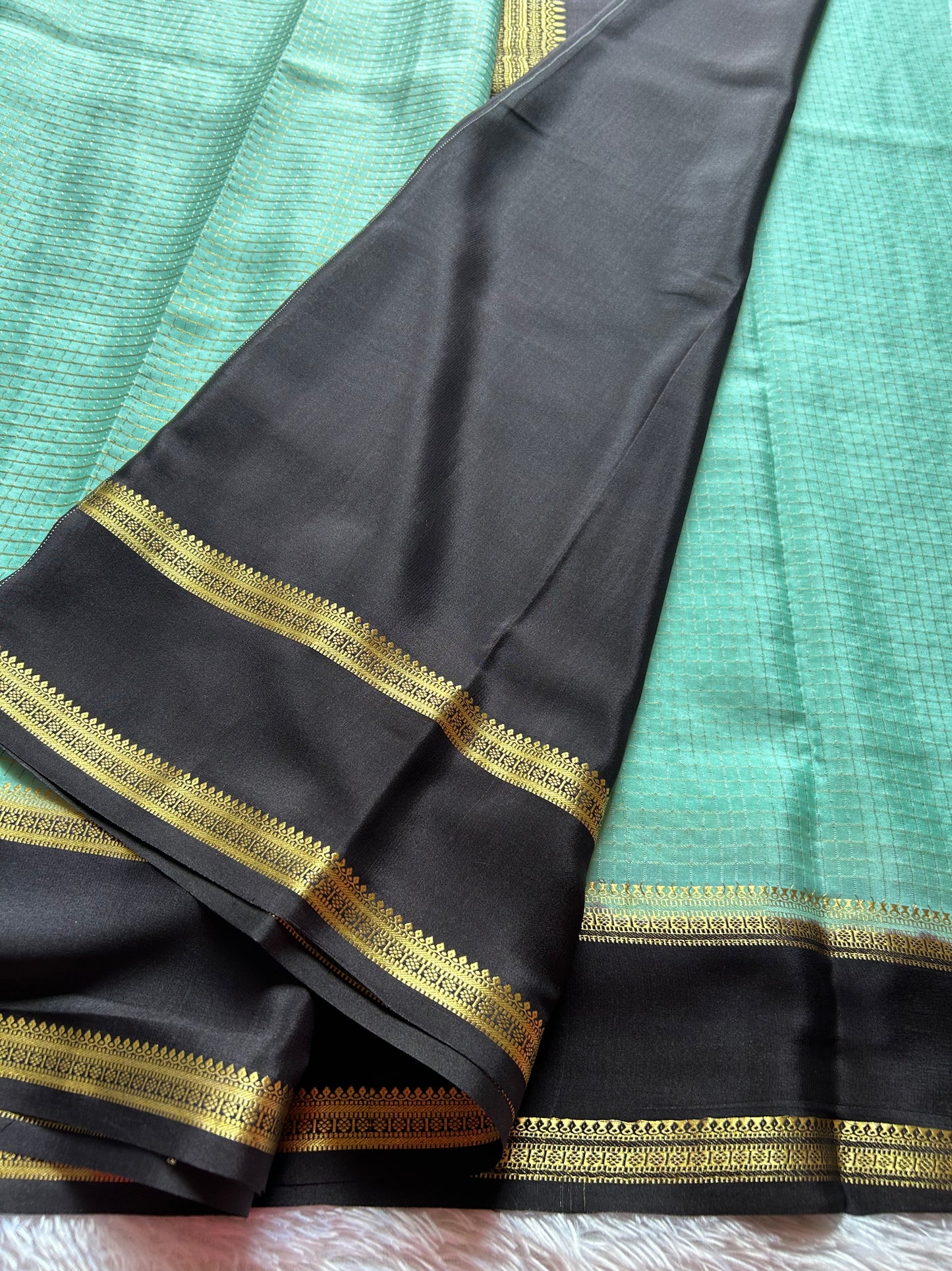 Himani (2D) : Aqua blue-black