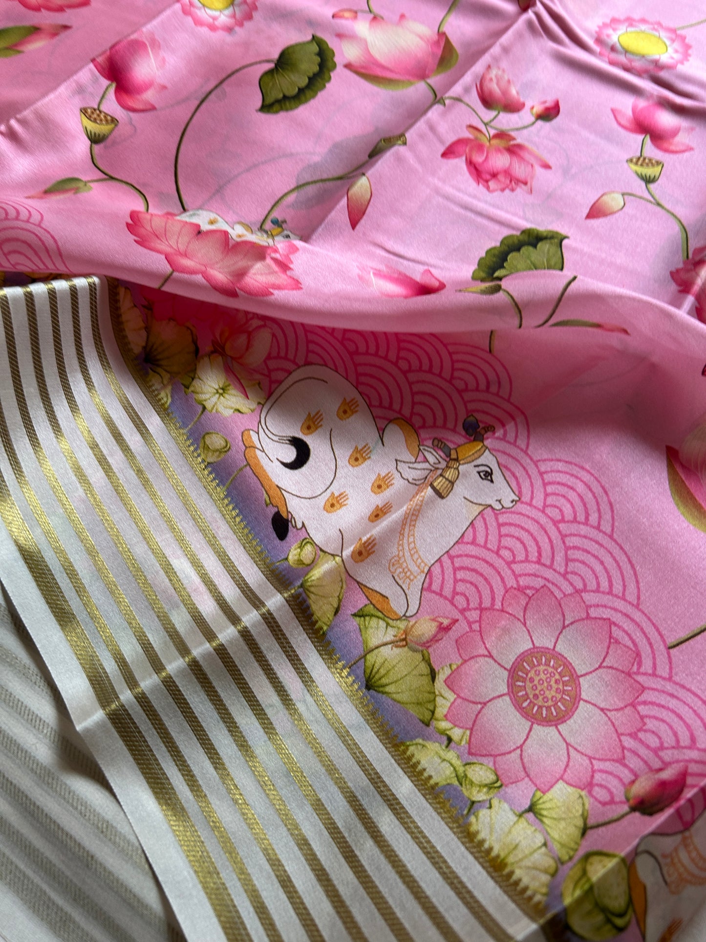 Kamala (2D) : Light pink-off white