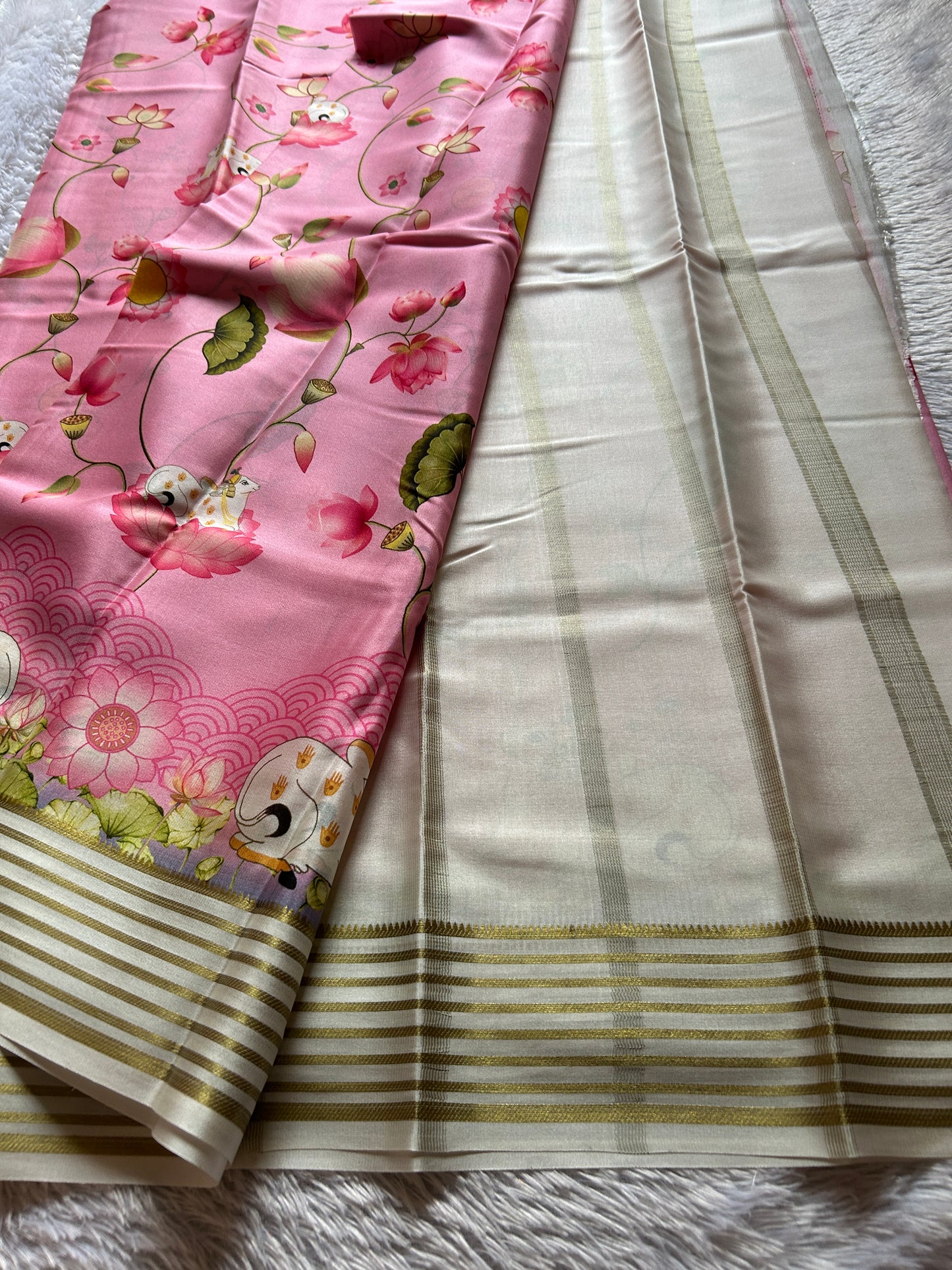 Kamala (2D) : Light pink-off white