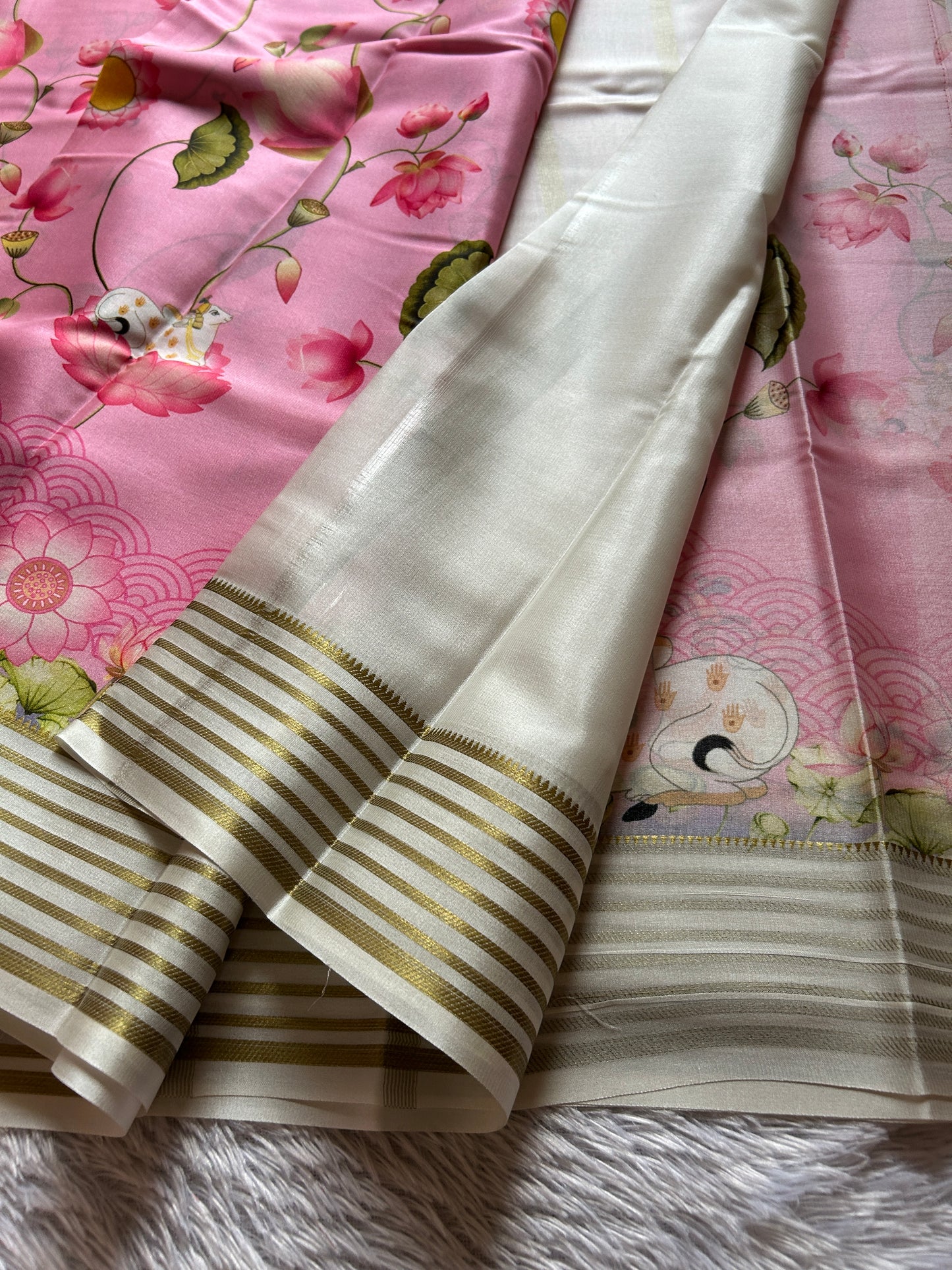 Kamala (2D) : Light pink-off white