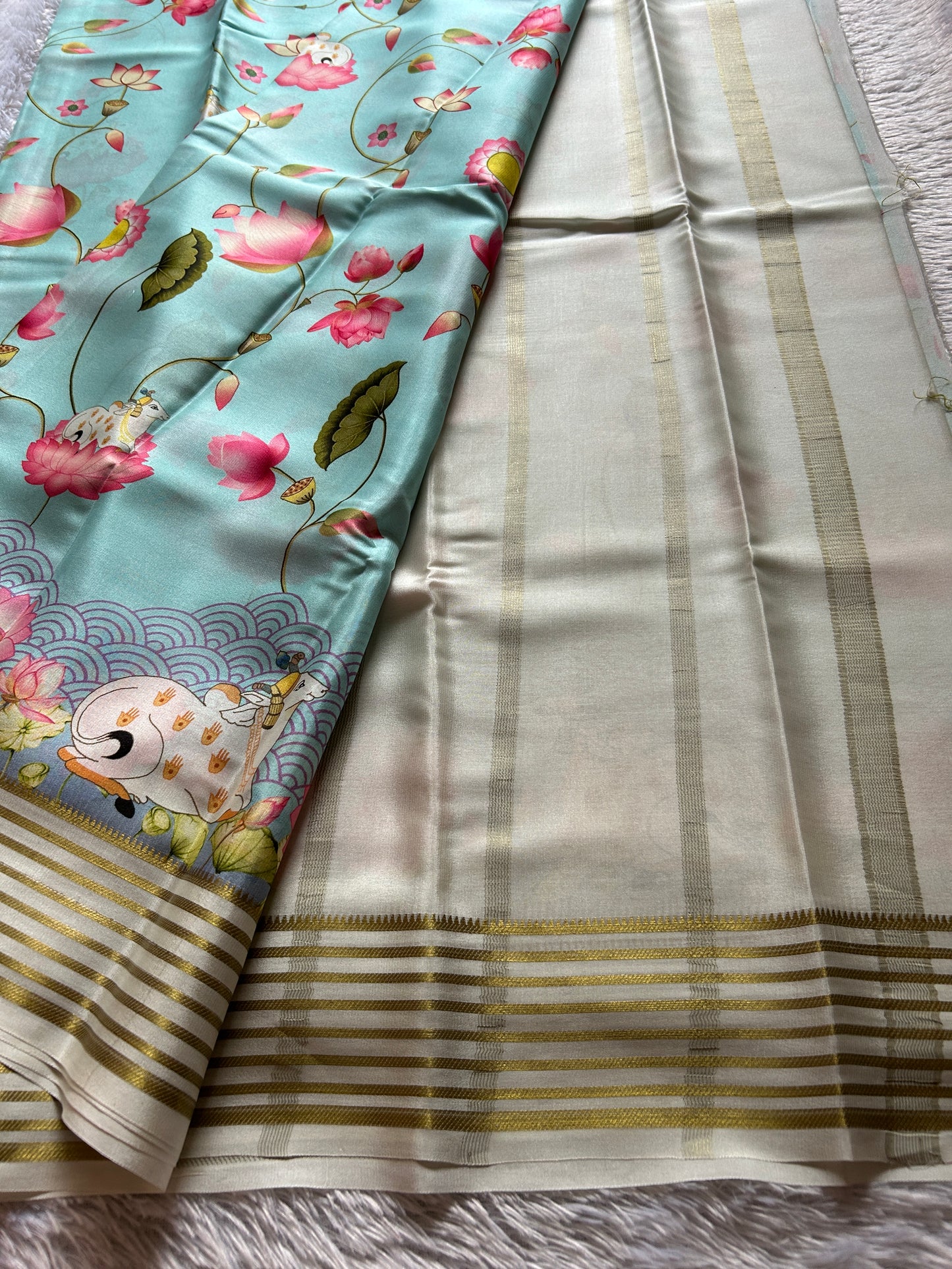 Kamala (2D) : Light blue-off white