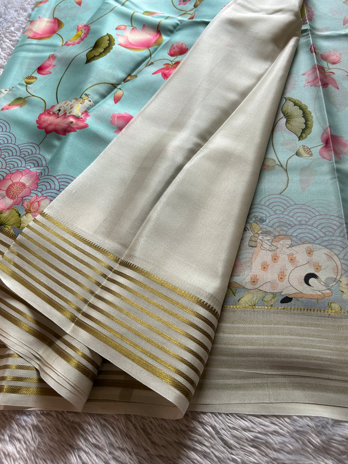 Kamala (2D) : Light blue-off white