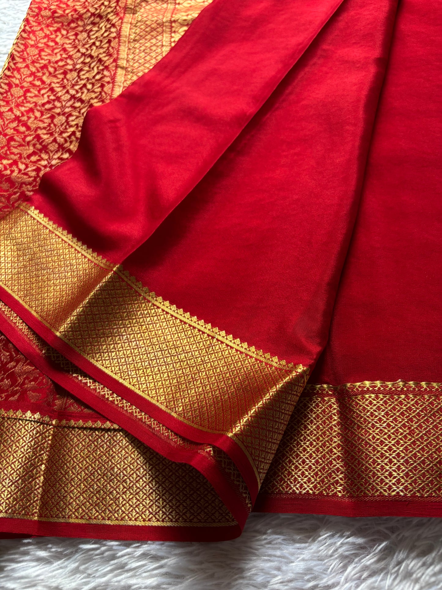 Myna : Brocade Red