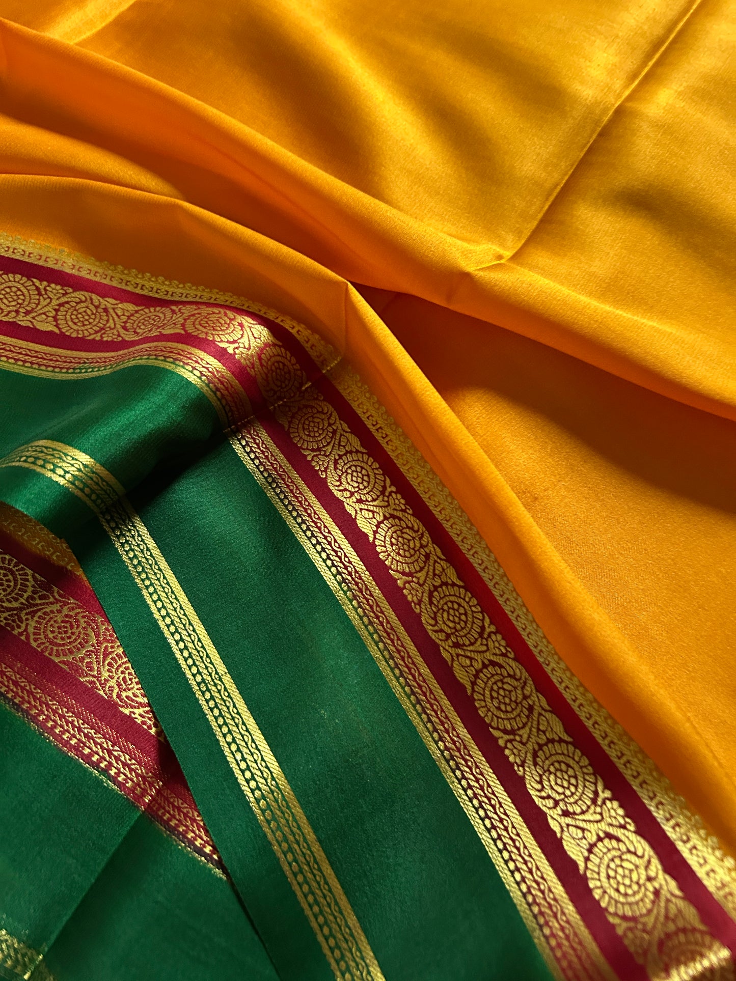 Tara (3D) : Golden yellow-maroon-green