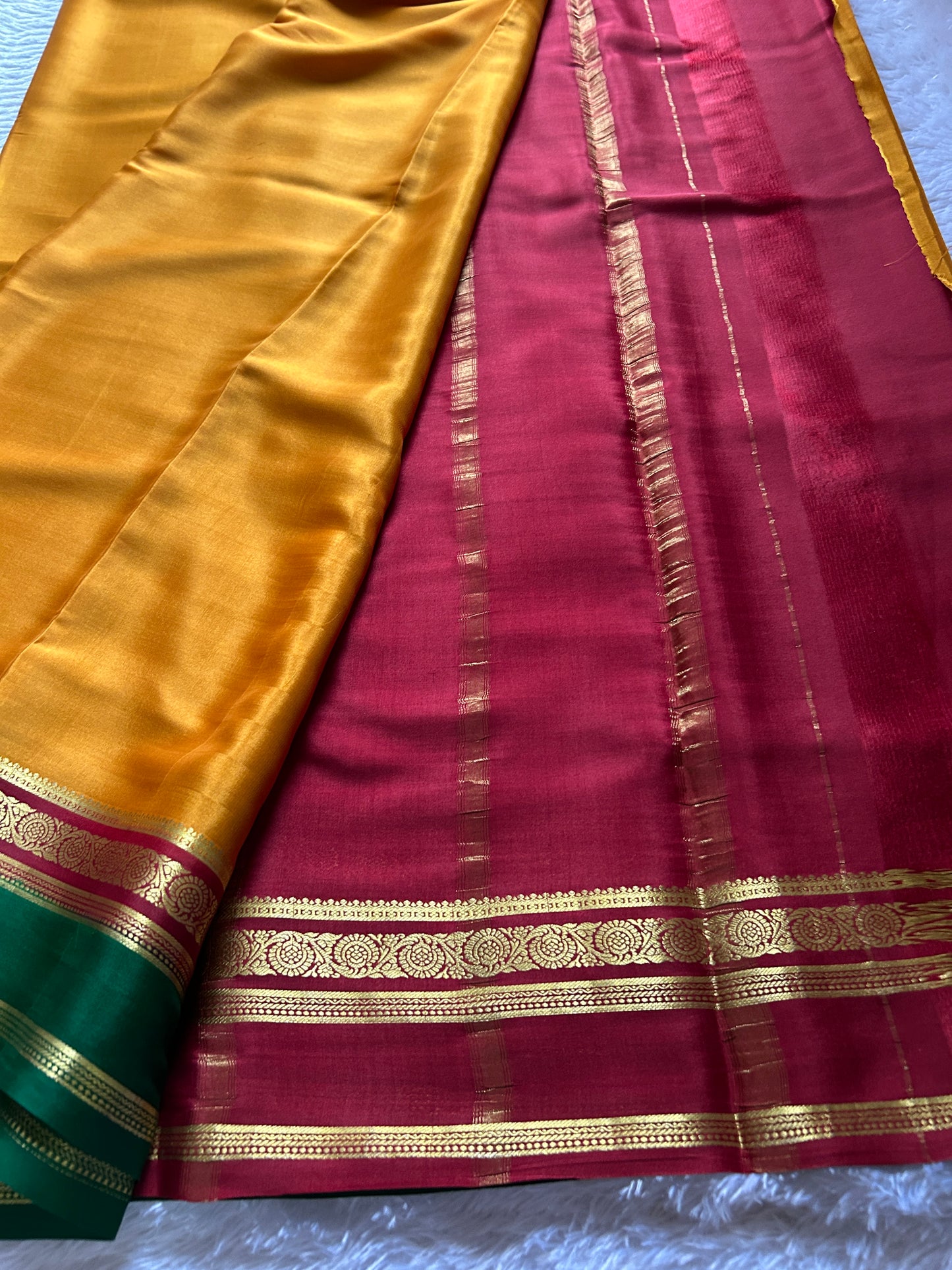 Tara (3D) : Golden yellow-maroon-green