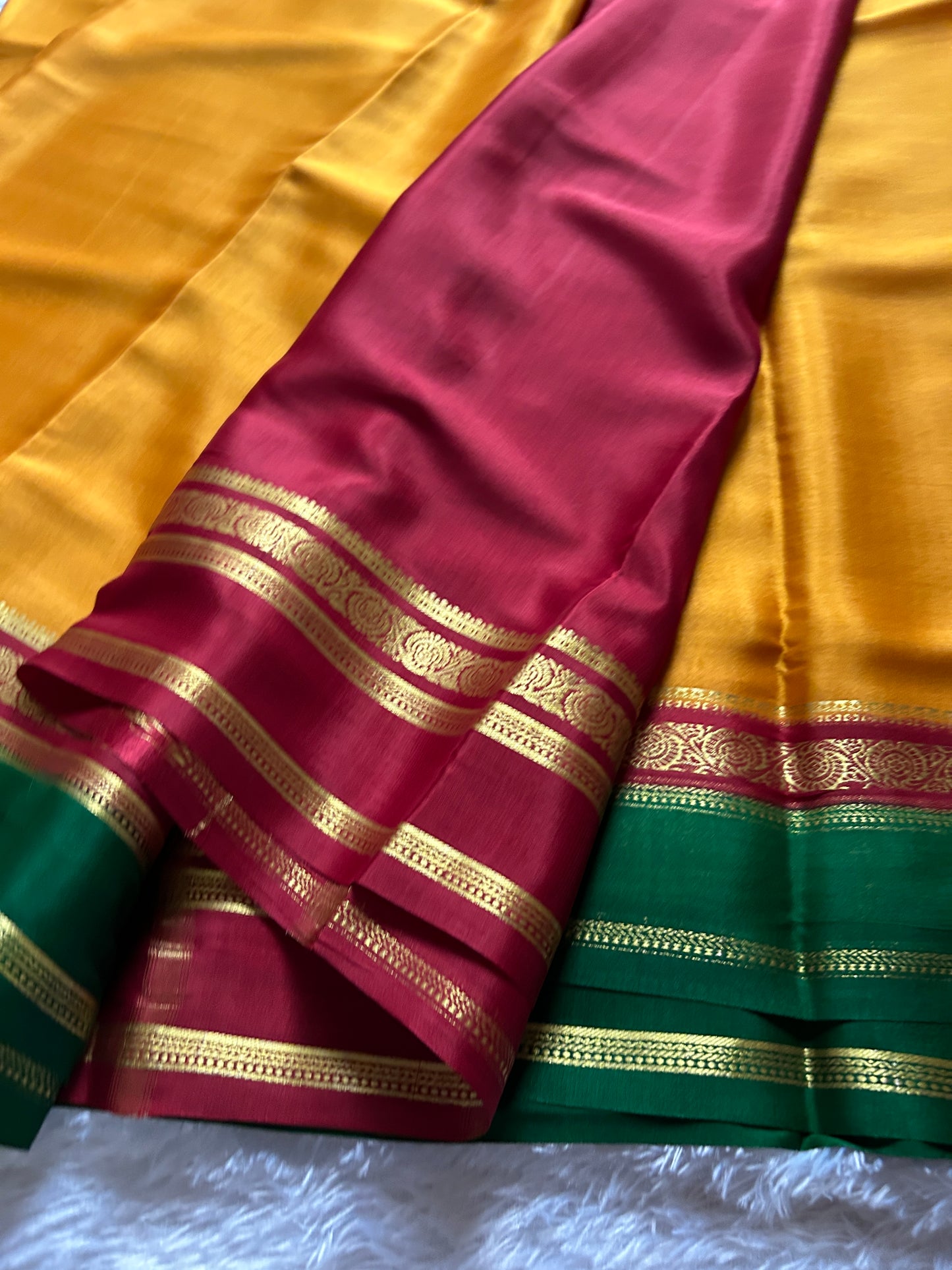 Tara (3D) : Golden yellow-maroon-green