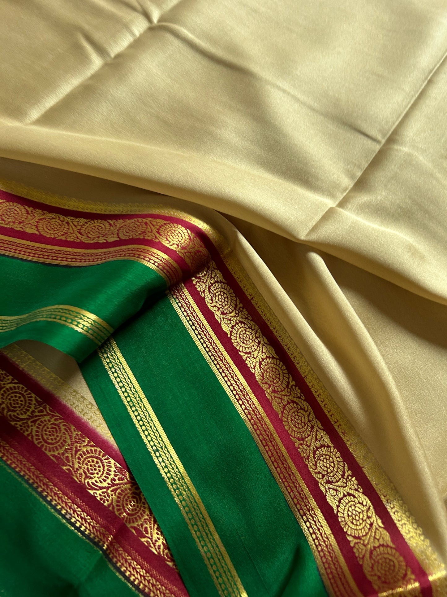 Tara (3D) : Light beige-maroon-green