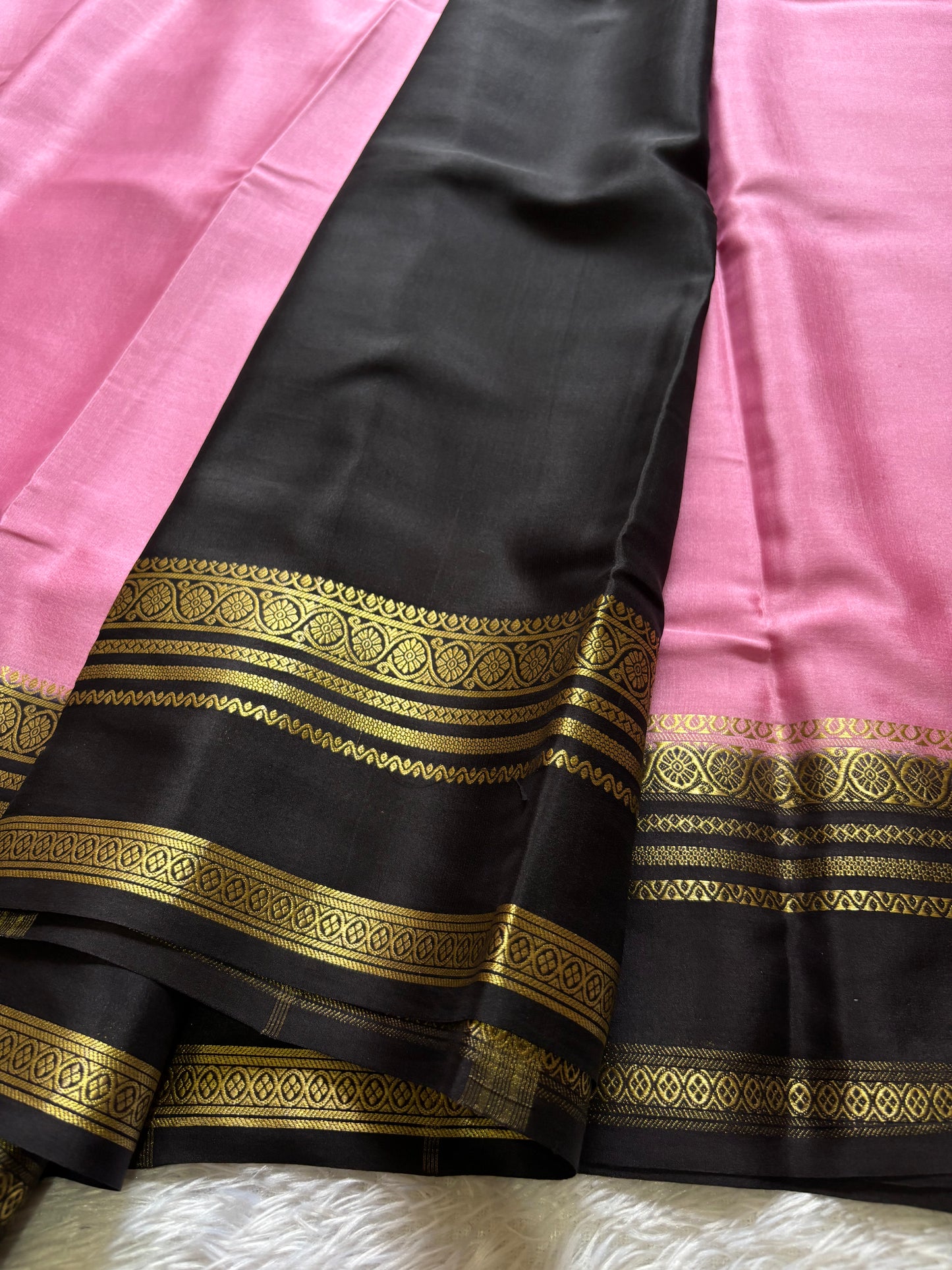 Daamini (2D) : Light pink-black