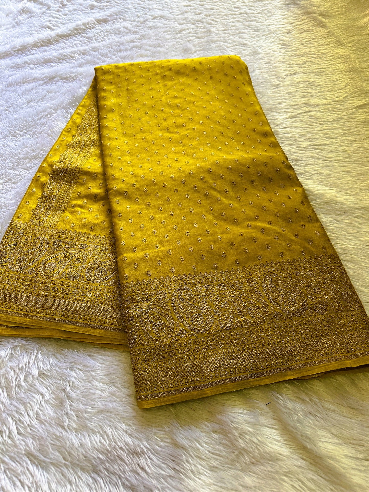 Menaka : solid yellow