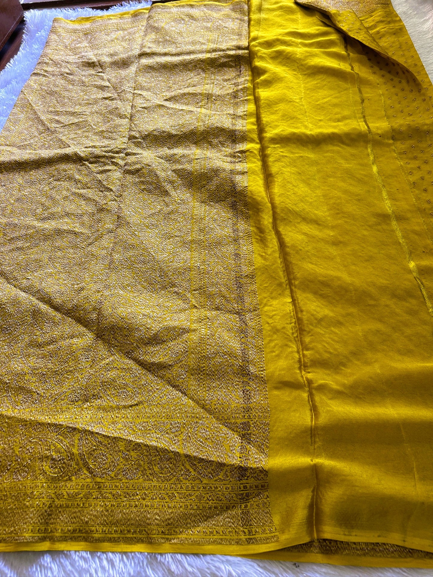 Menaka : solid yellow