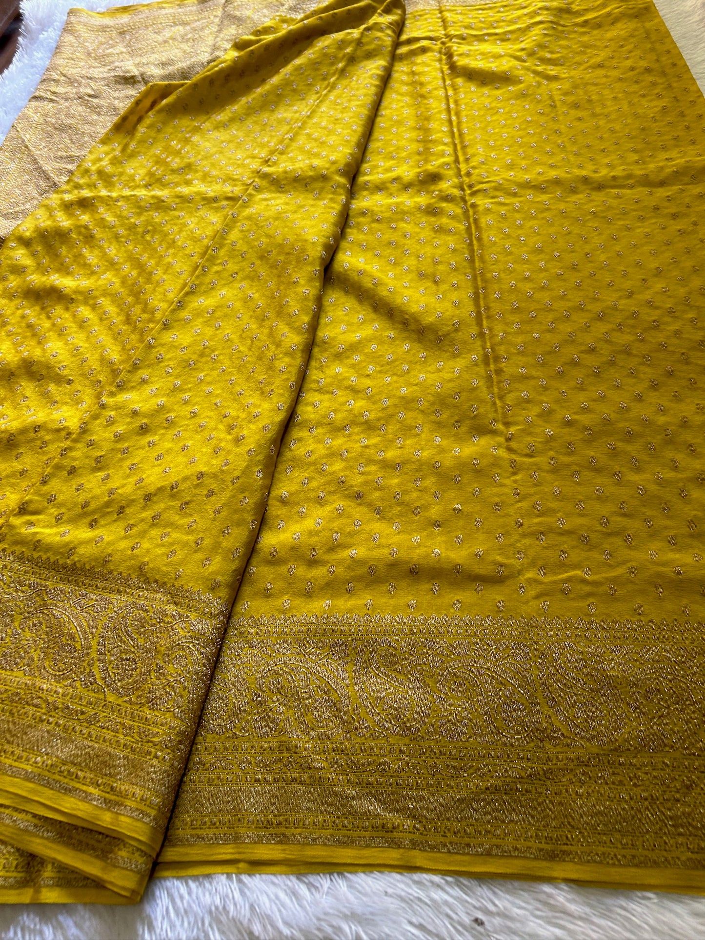 Menaka : solid yellow