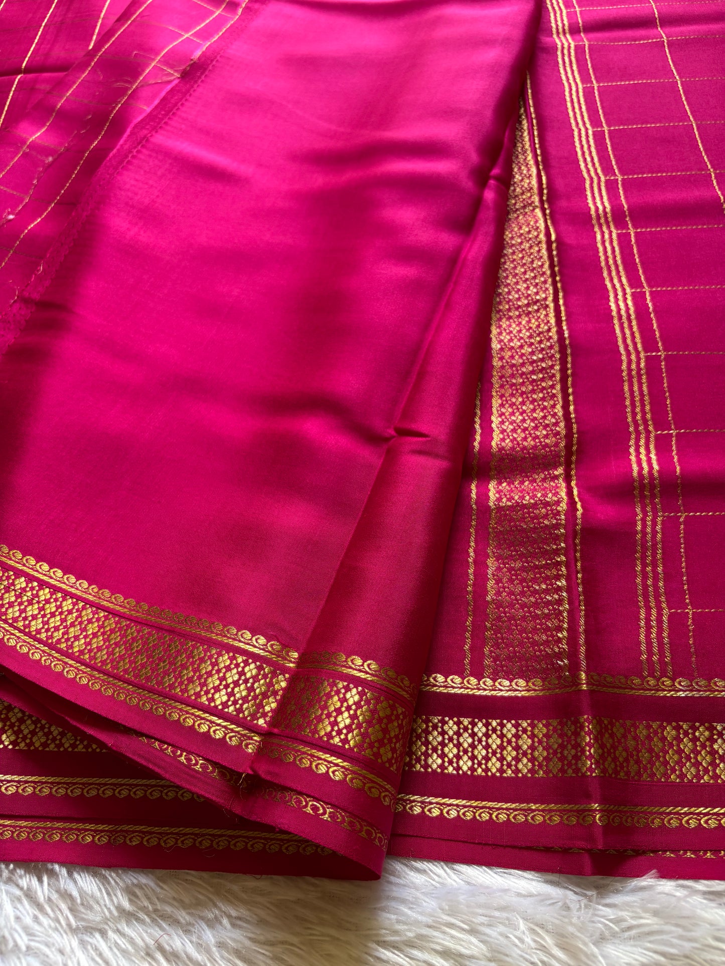 Madhavi : Solid Rani pink