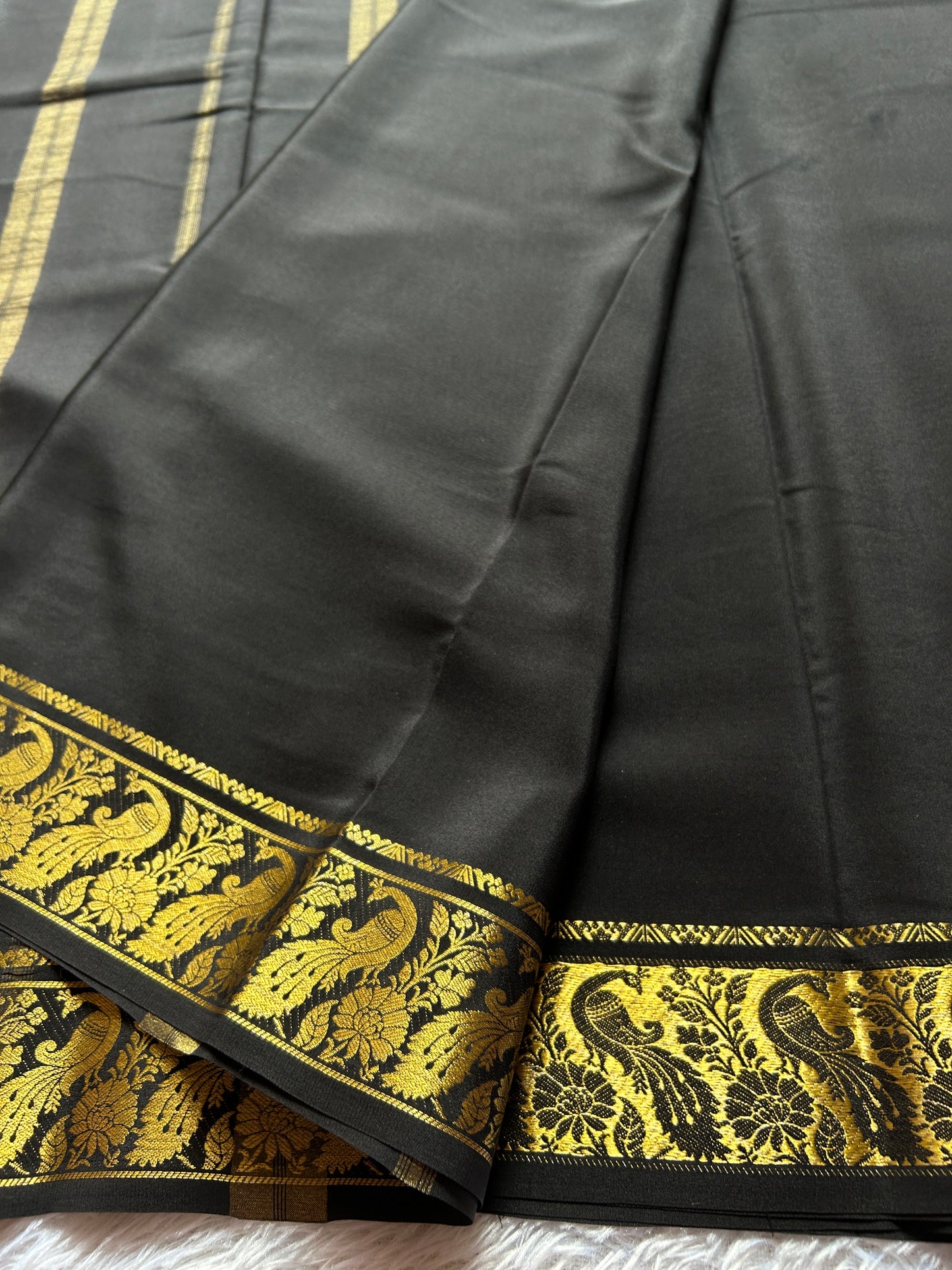 Mayuri : Solid Black